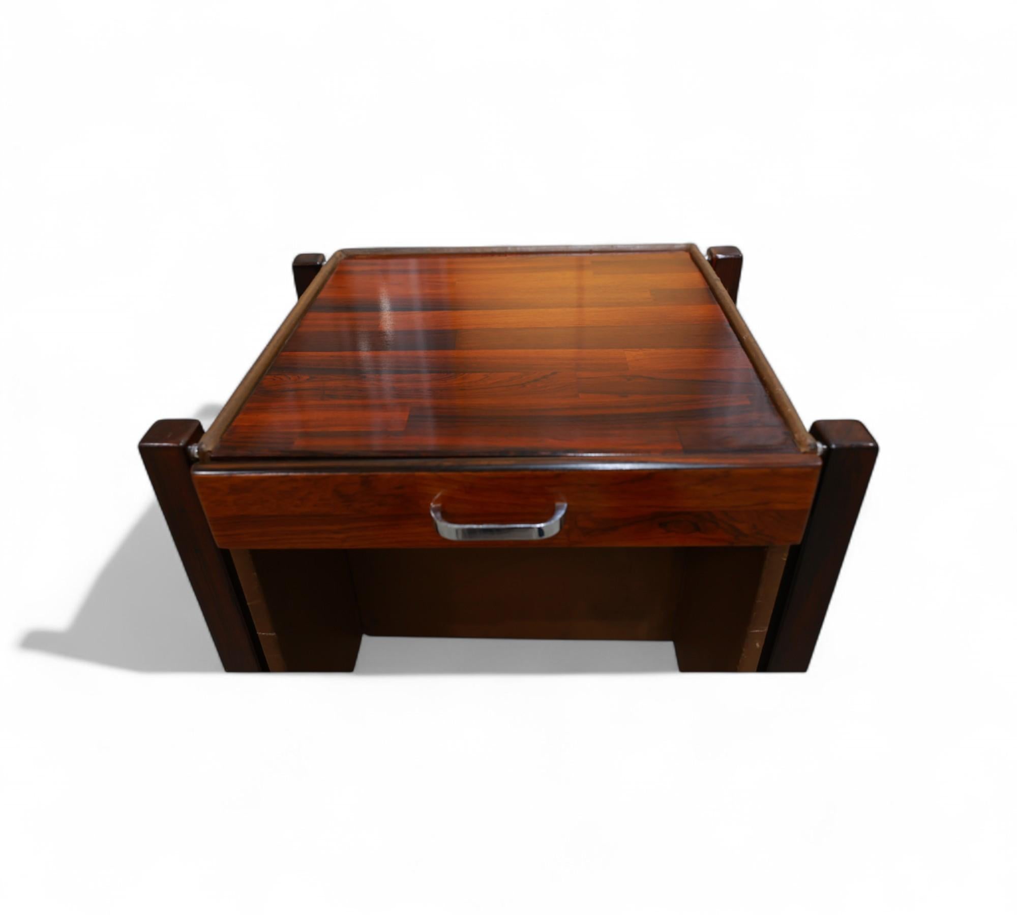 Table d'appoint à tiroirs et roulettes en bois dur, Jorge Zalszupin, années 1960 - Lot 567 Bon état - En vente à New York, NY