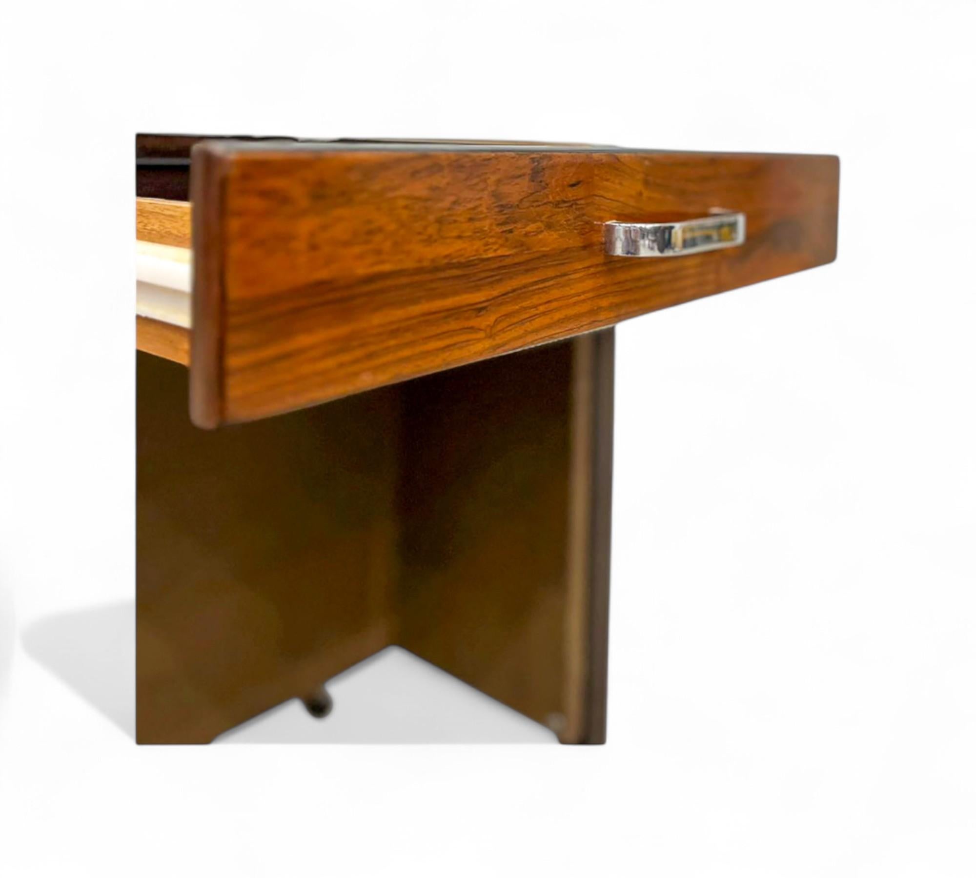 20ième siècle Table d'appoint à tiroirs et roulettes en bois dur, Jorge Zalszupin, années 1960 - Lot 567 en vente
