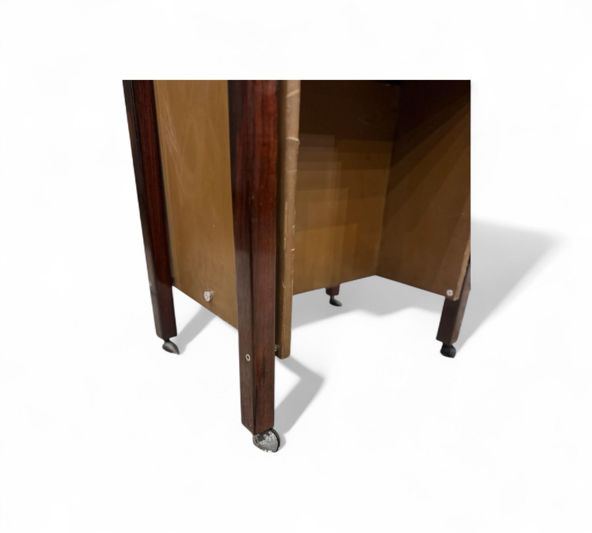Bois de feuillus Table d'appoint à tiroirs et roulettes en bois dur, Jorge Zalszupin, années 1960 - Lot 567 en vente