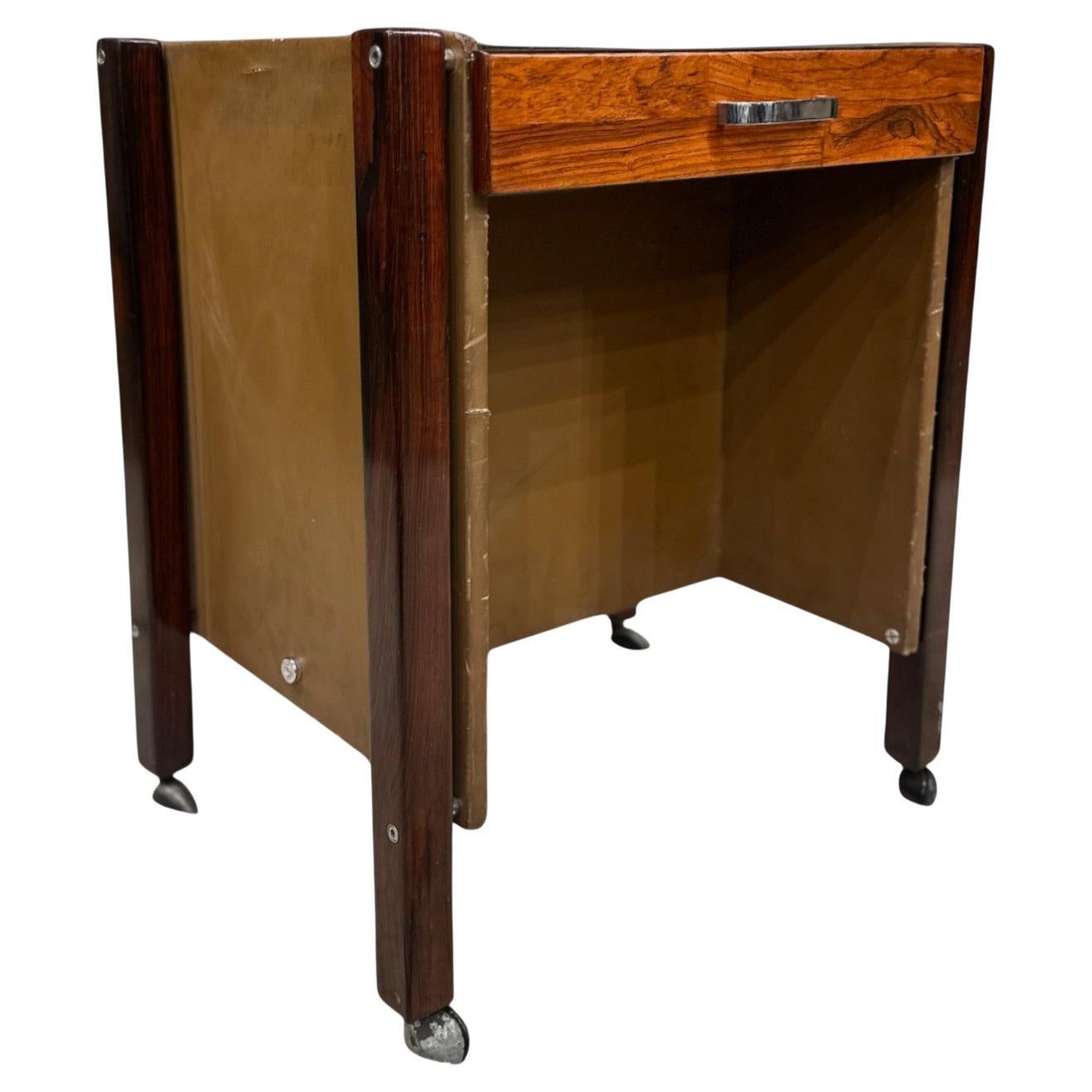 Table d'appoint à tiroirs et roulettes en bois dur, Jorge Zalszupin, années 1960 - Lot 567 en vente