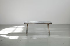 Table d'appoint à motif de poisson en mosaïque de verre dans des tons pastel clairs, années 1950.