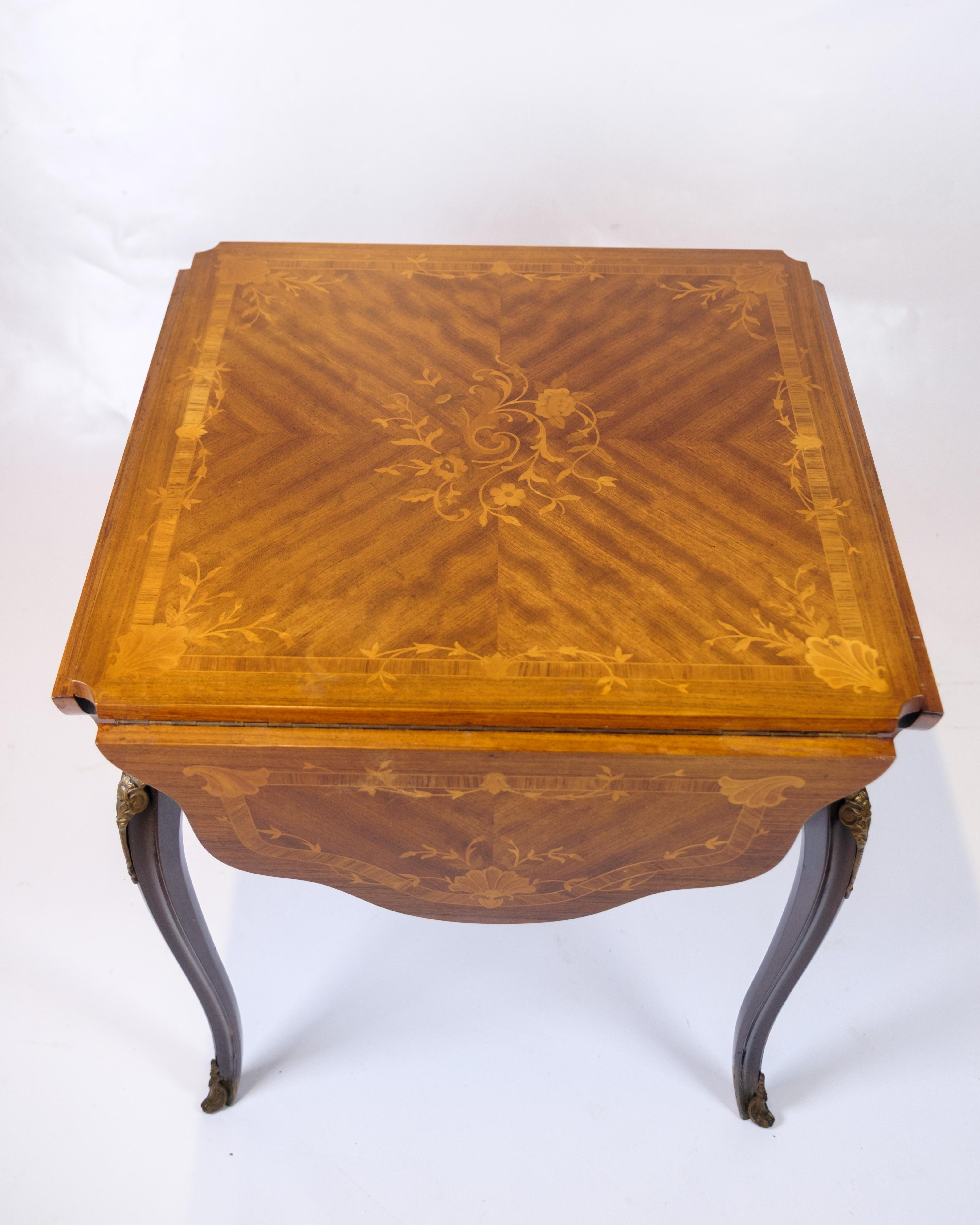 Antico divano o tavolino in stile rococò del 1900 circa. Il tavolo è realizzato in mogano con splendidi dettagli in palissandro. È dotato di quattro alette di 23 cm che possono essere ripiegate, in modo che il tavolo raggiunga un diametro di 100