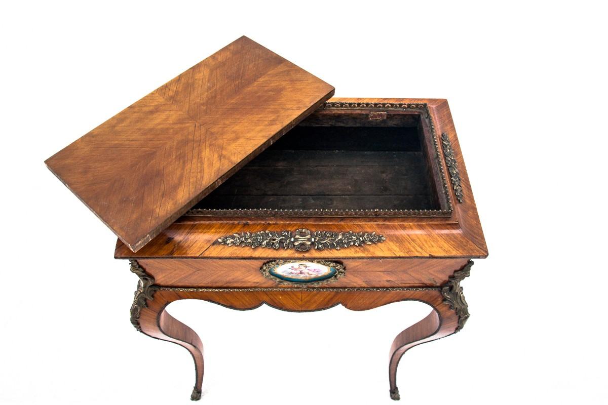 Coffee table, France, circa 1880.

Very good condition.

Wood: walnut

Dimensions: height 81 cm, width 61 cm, depth 37 cm.