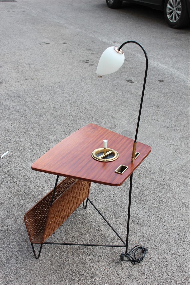 Side table with magazine rack with lamp style home & Campo & Graffi teak.

Delicious smoker's table with lamp and ashtray, next to matches and cigarettes, 
in the lower part there is a nice magazine rack in straw woven in the black lacquered iron