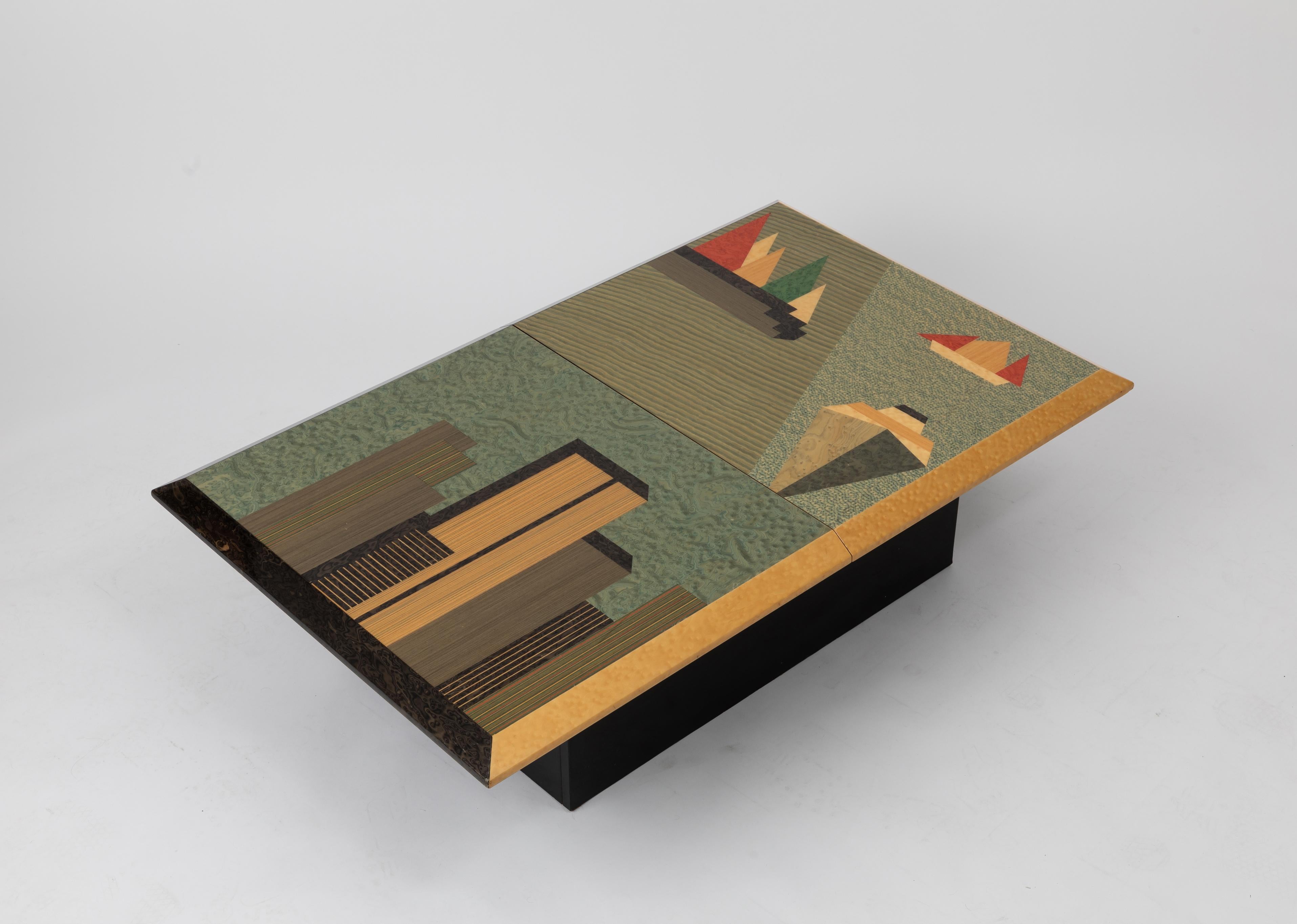 Unique coffee table with a mirrored bar designed by Giovanni Offredi for Saporiti in the 1980s. The table structure is made of black matte wood while the table top has a geometric Bird’s Eye Maple Veneer and burl wood inlays with a high gloss