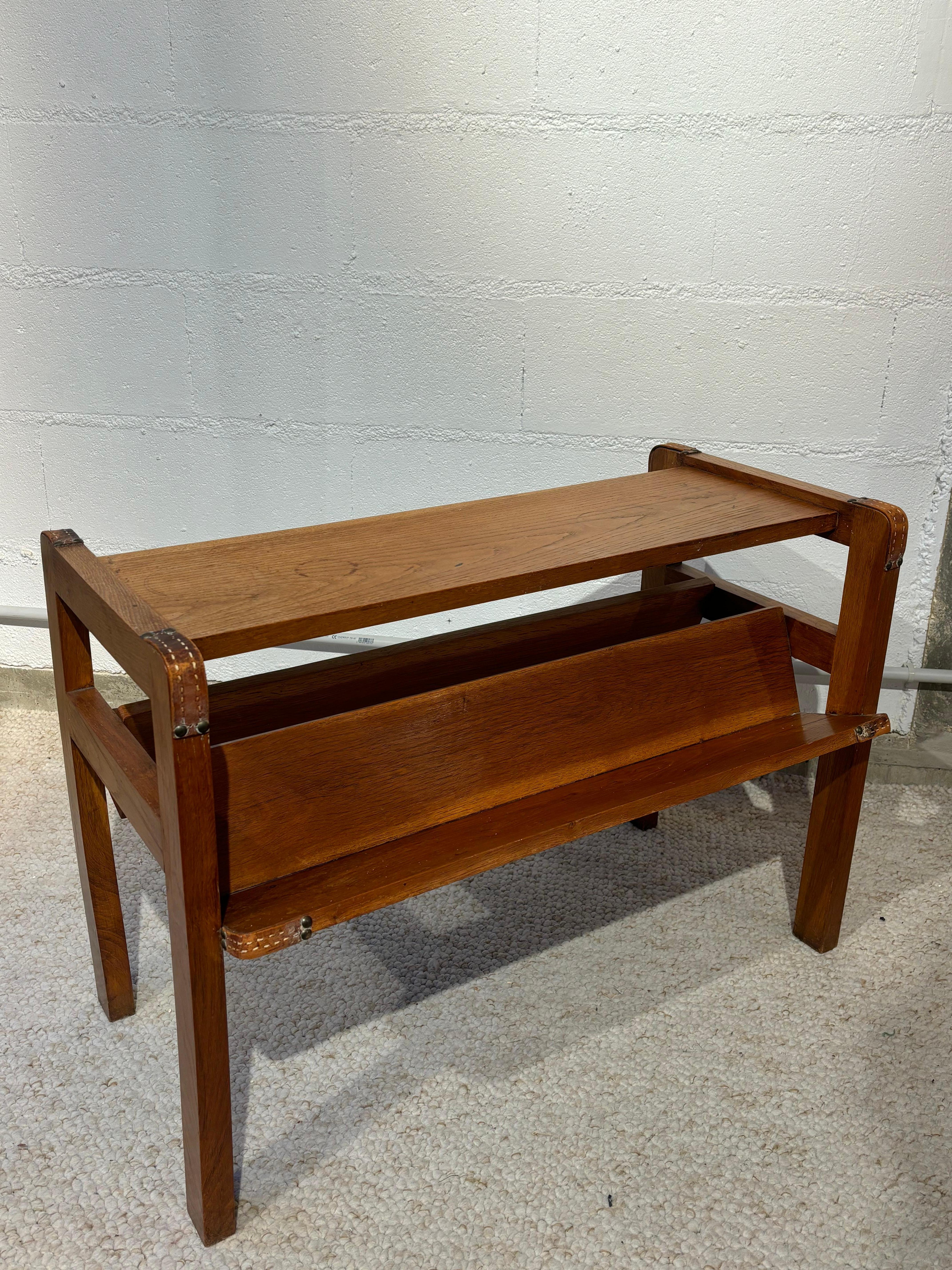 Table d’appoint par Jacques Adnet avec des rangement pour magazine. 