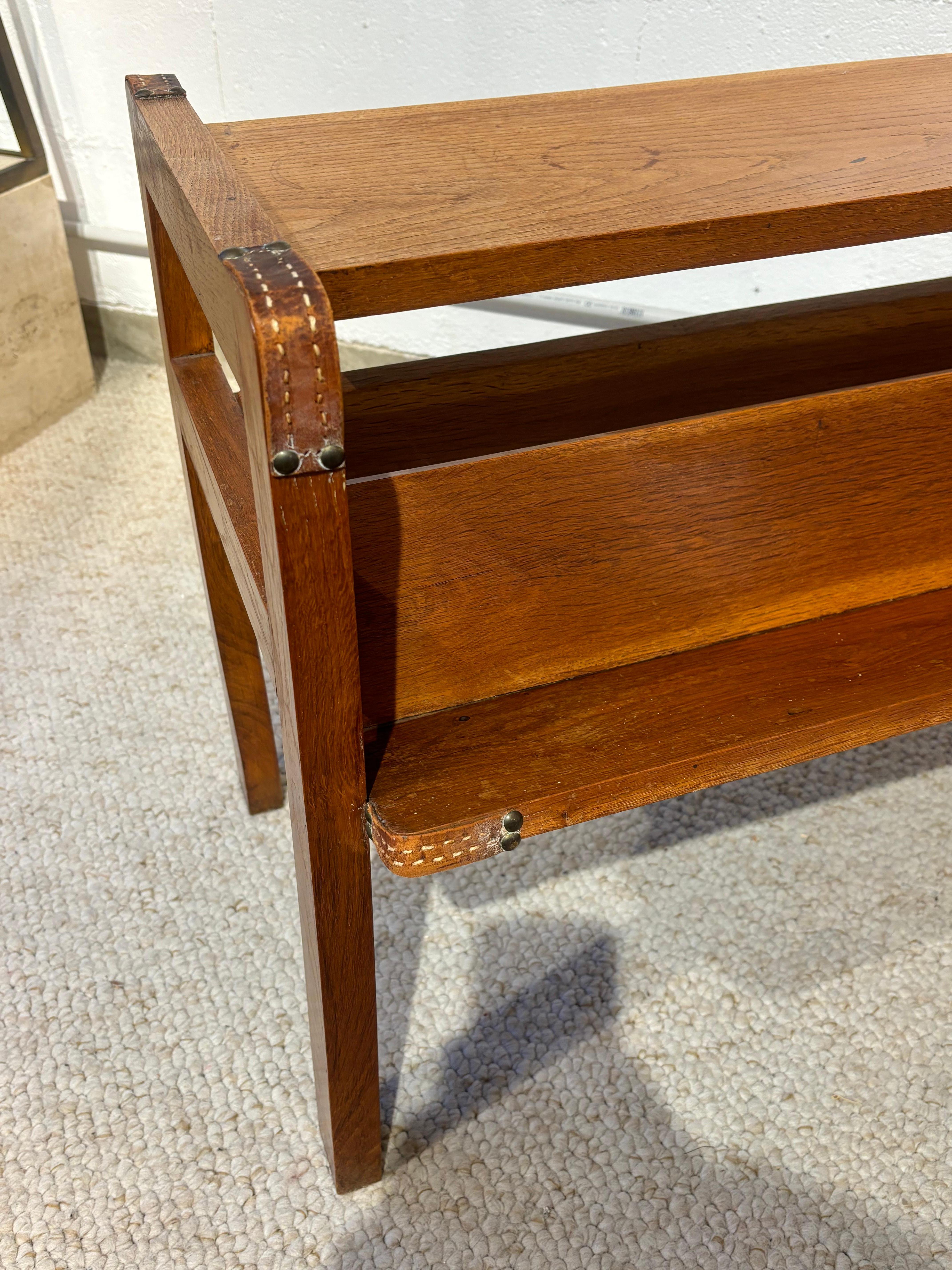 Side table with rack by Jacques Adnet Bon état - En vente à SAINT-OUEN-SUR-SEINE, FR