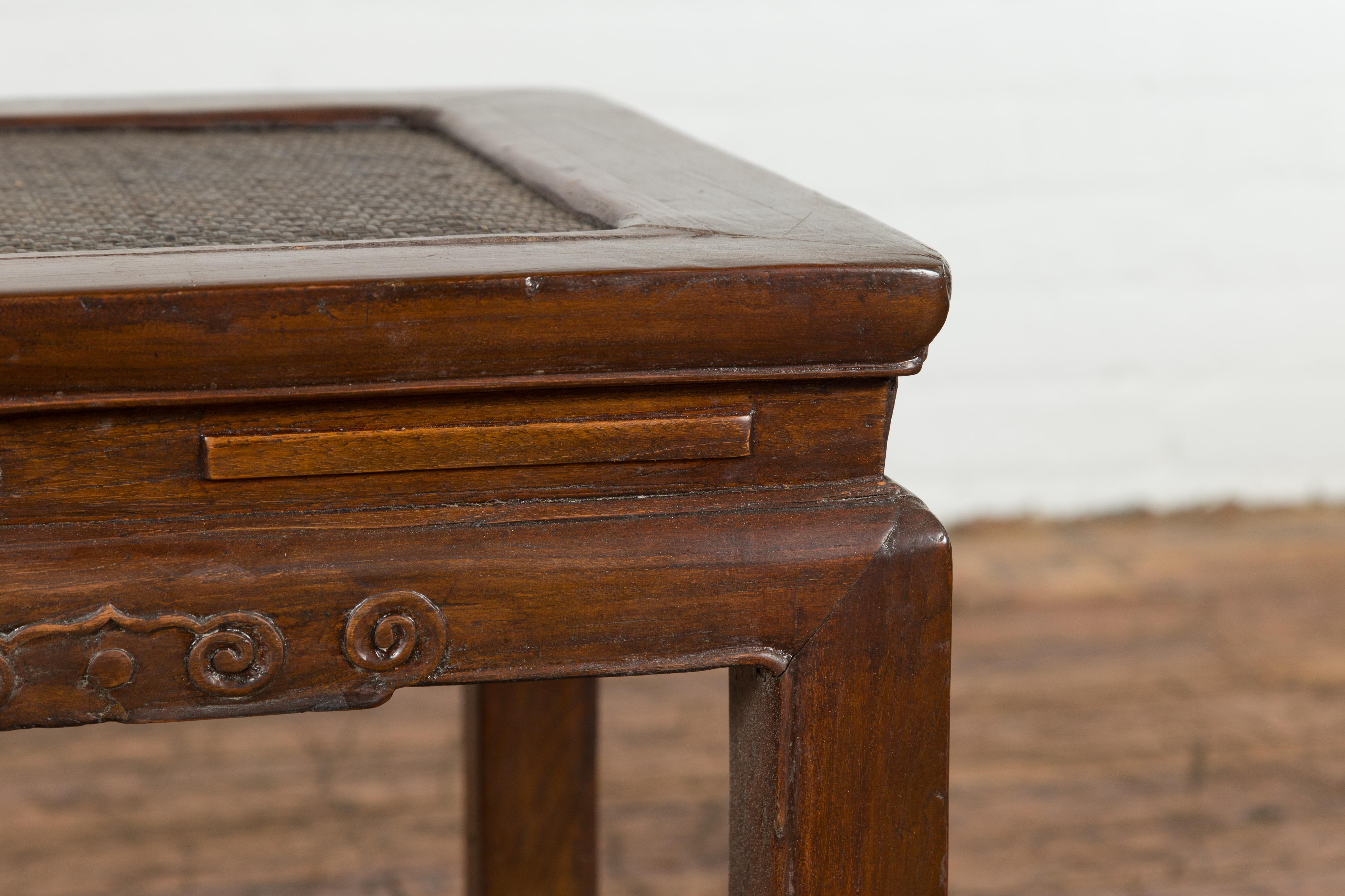 Table d'appoint avec plateau en rotin, tablier sculpté et pieds en fer à cheval en vente 4