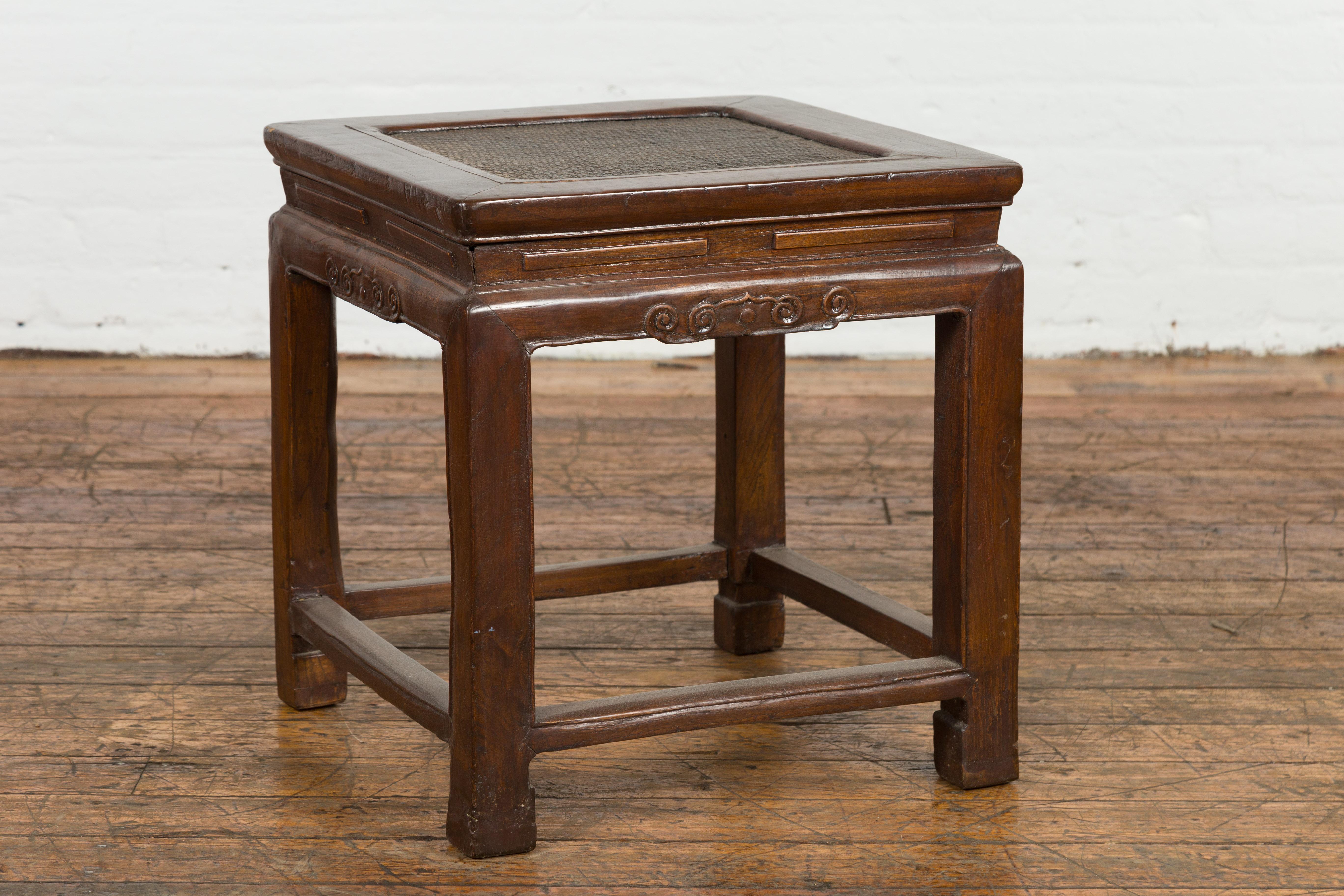 Table d'appoint avec plateau en rotin, tablier sculpté et pieds en fer à cheval en vente 6