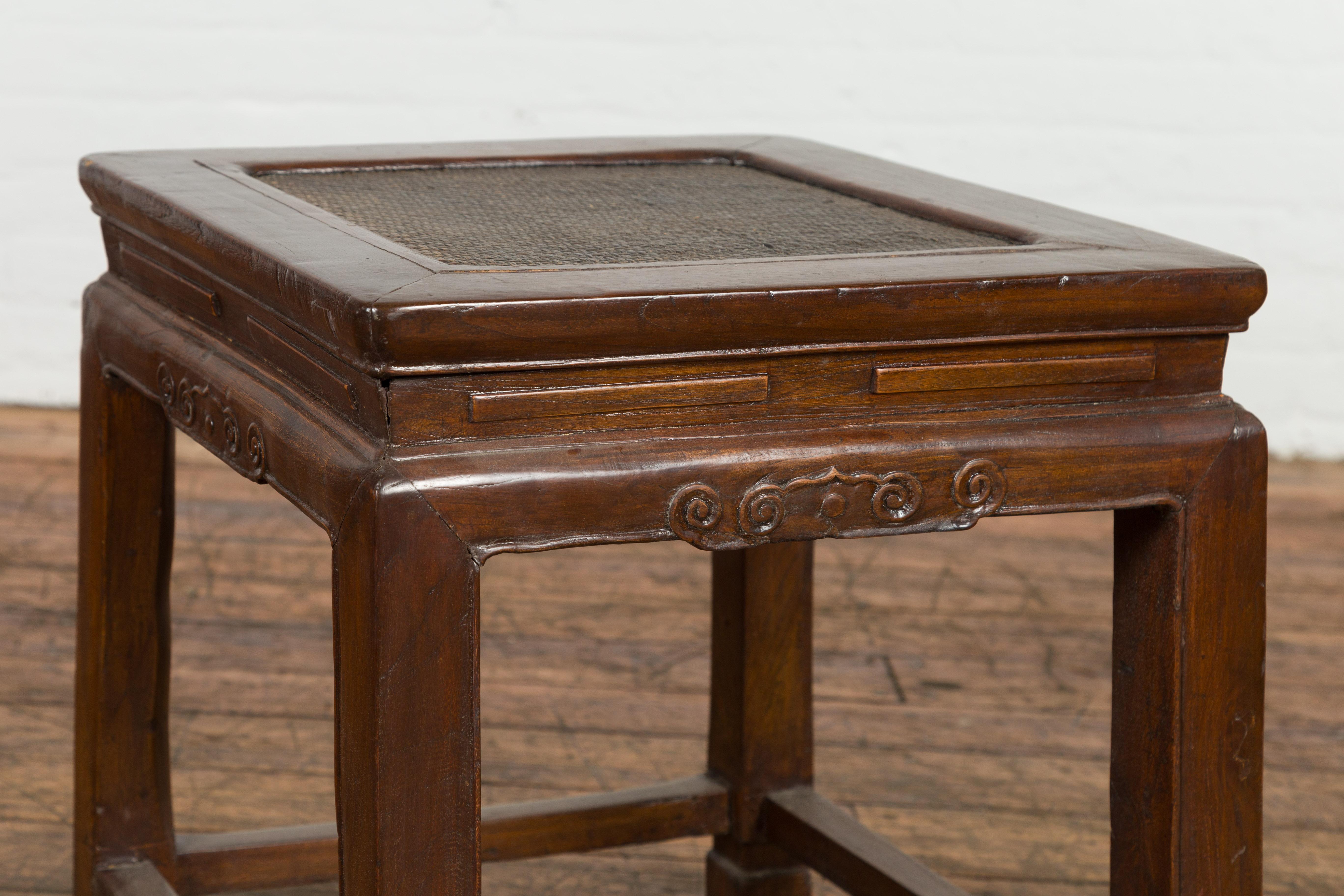 Table d'appoint avec plateau en rotin, tablier sculpté et pieds en fer à cheval en vente 7