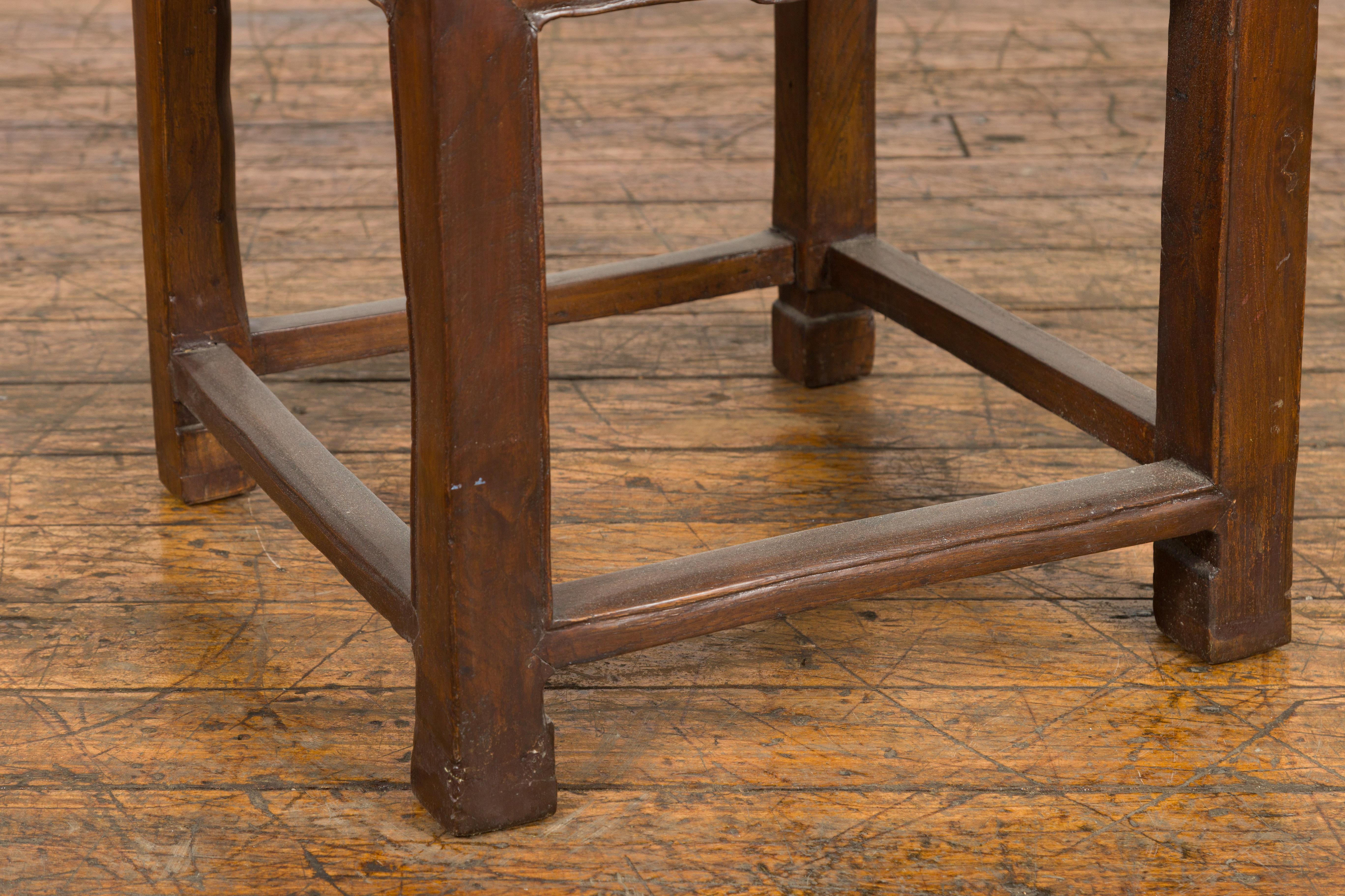 Table d'appoint avec plateau en rotin, tablier sculpté et pieds en fer à cheval en vente 8