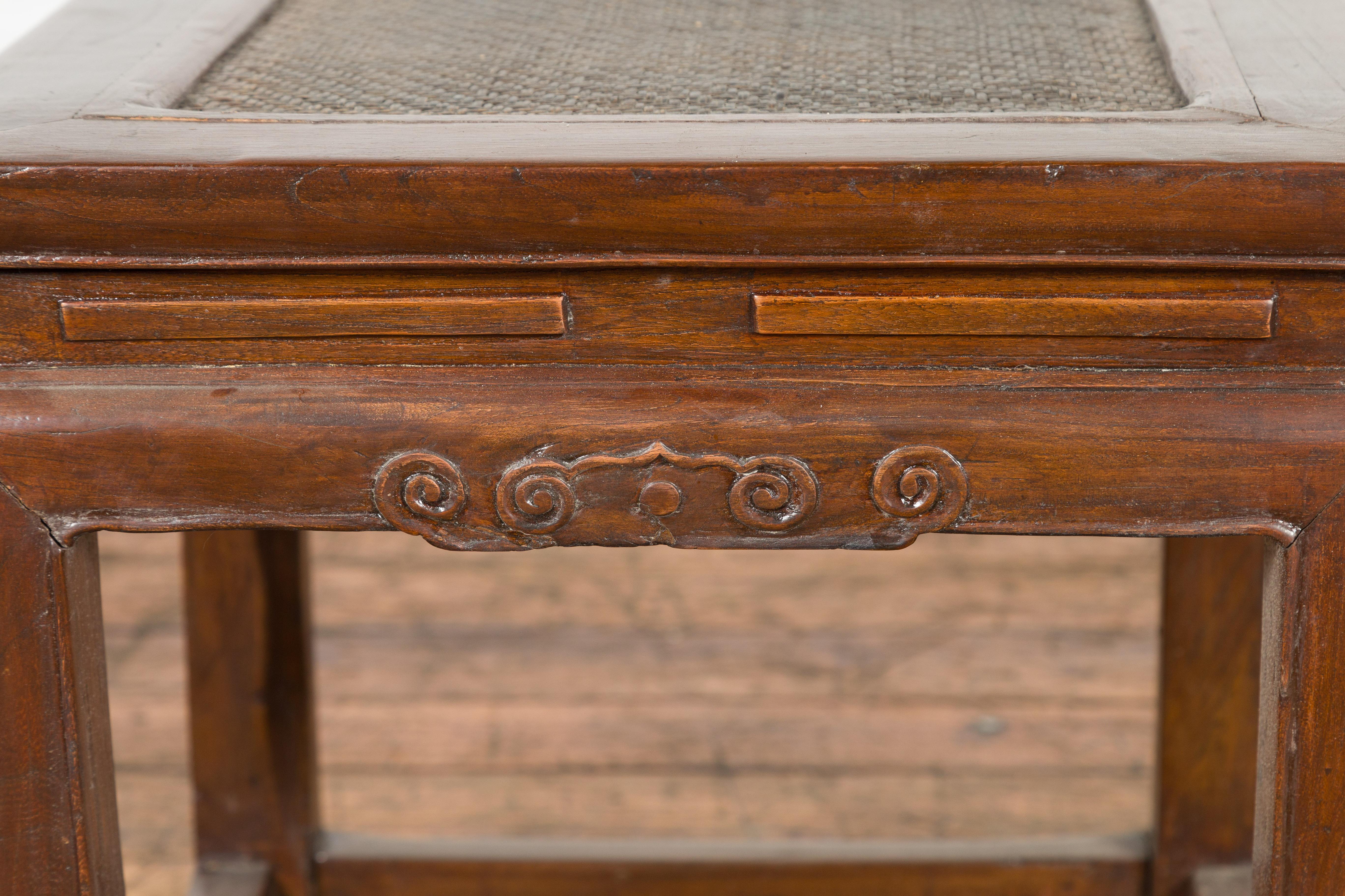20ième siècle Table d'appoint avec plateau en rotin, tablier sculpté et pieds en fer à cheval en vente