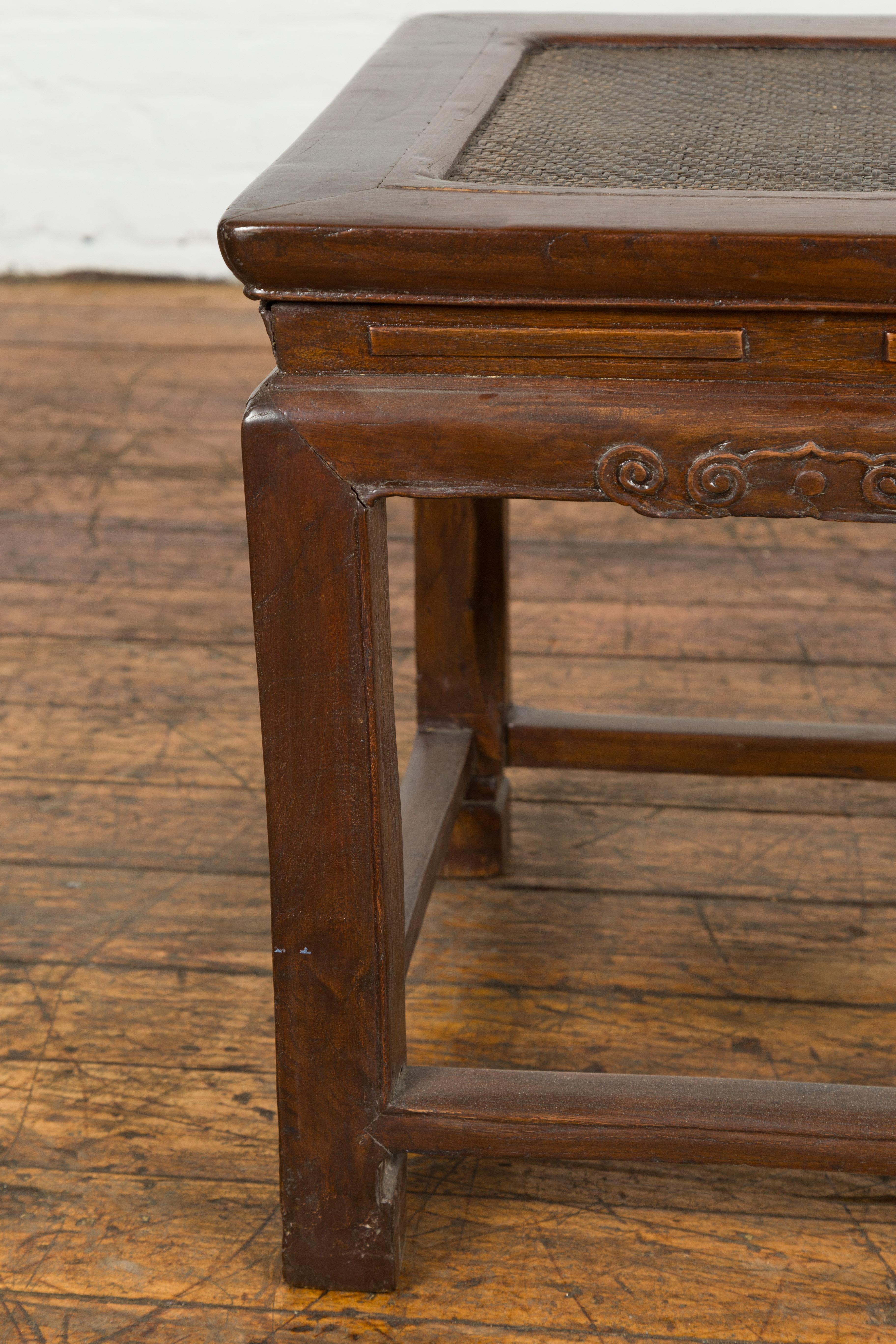 Rotin Table d'appoint avec plateau en rotin, tablier sculpté et pieds en fer à cheval en vente
