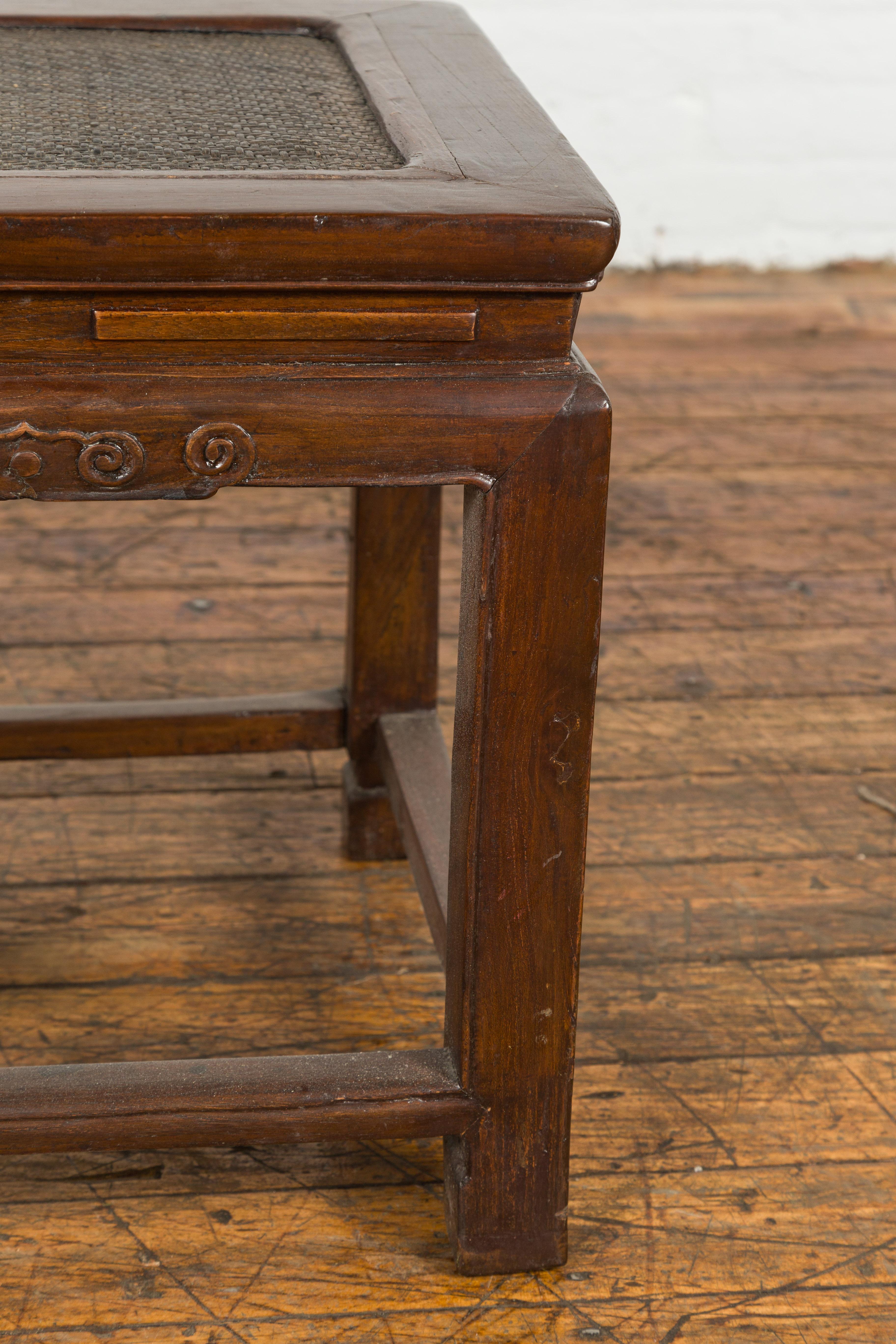 Table d'appoint avec plateau en rotin, tablier sculpté et pieds en fer à cheval en vente 1