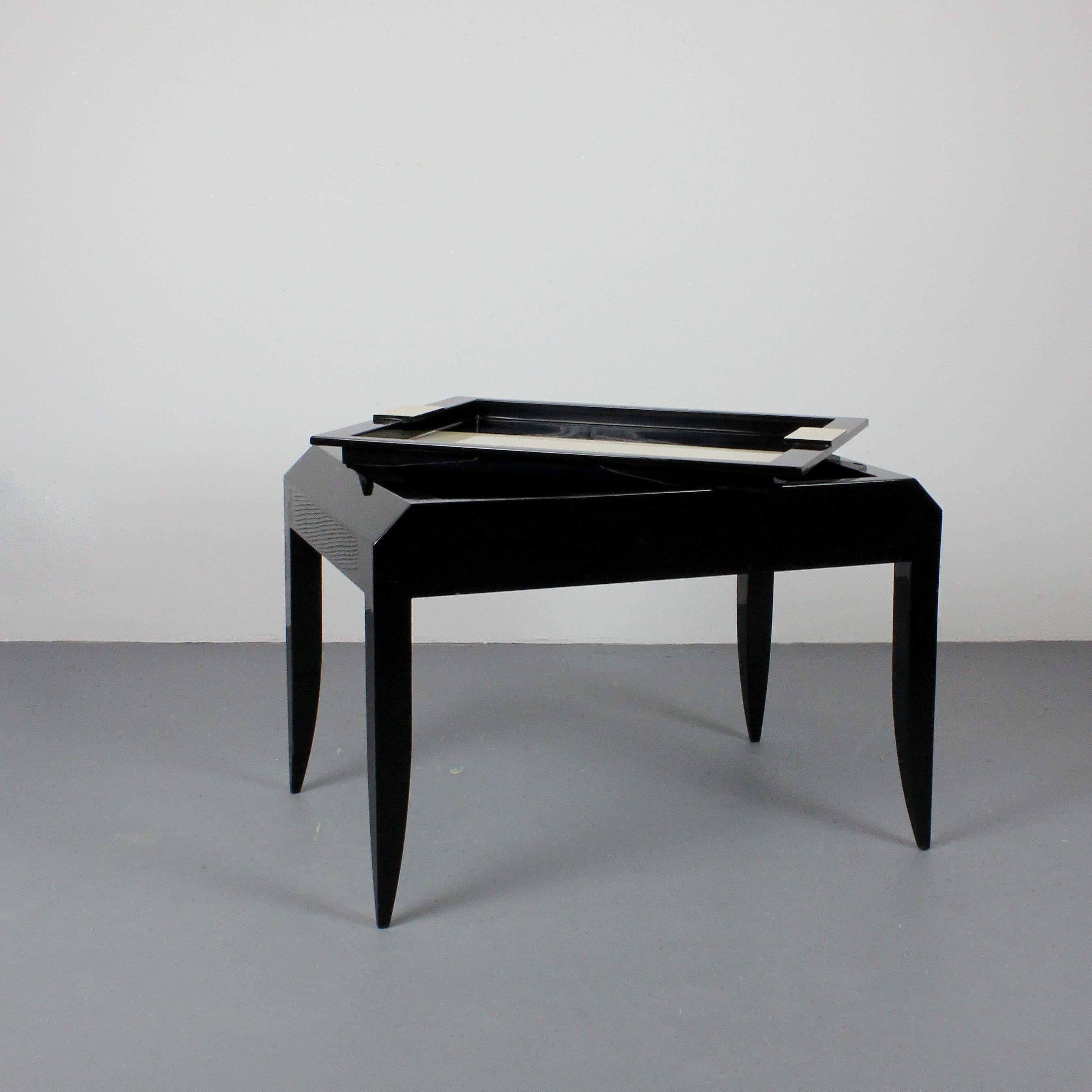 Side table with removable black lacquered top and white stripe - Art Deco - 20th Art Decó en venta