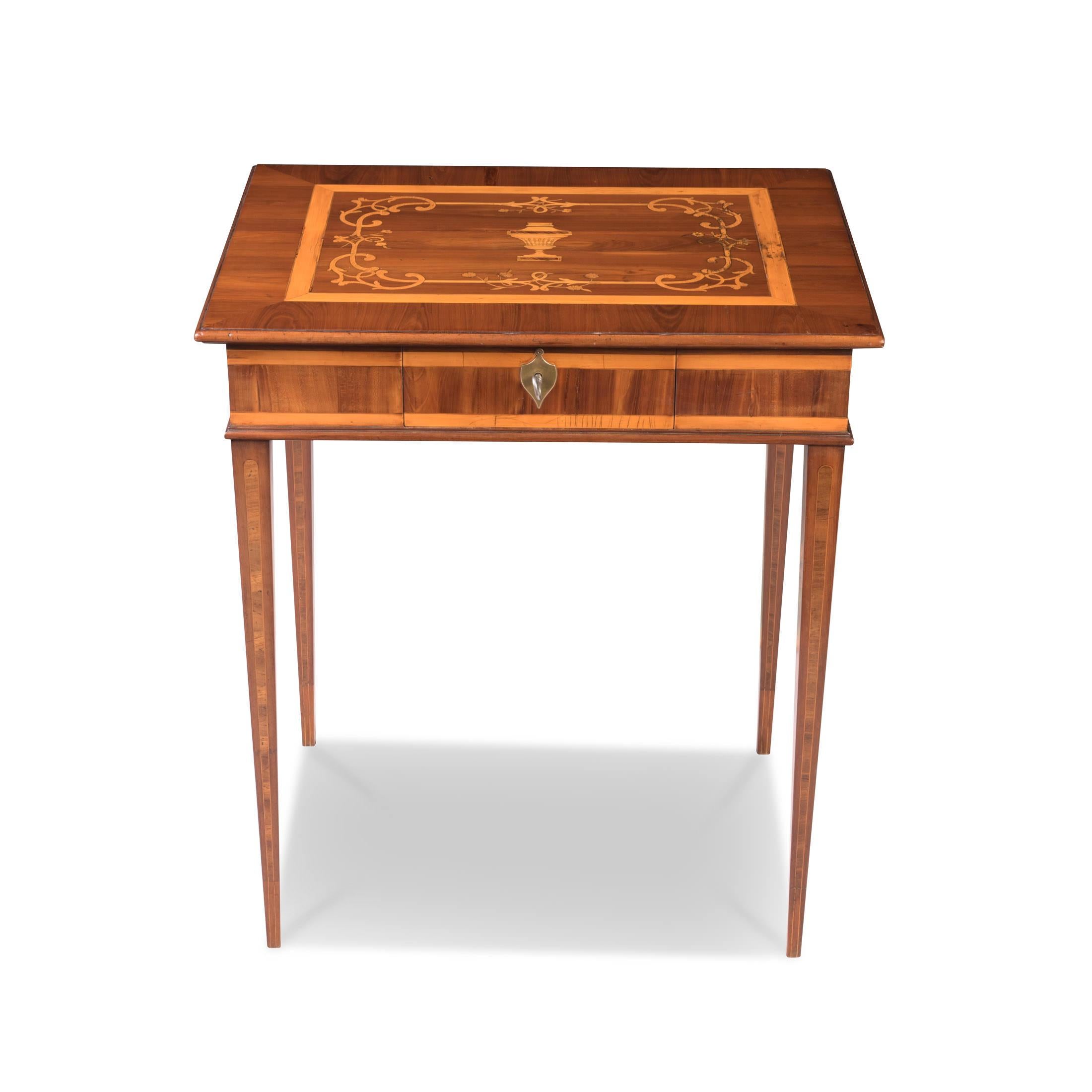Rare table d'appoint à compartiments secrets, A.I.C., vers 1800, bois de prunier, érable et palissandre plaqué sur bois tendre, plateau de table avec bandes florales et motif de vase, mécanisme ingénieux avec 2 compartiments secrets, état