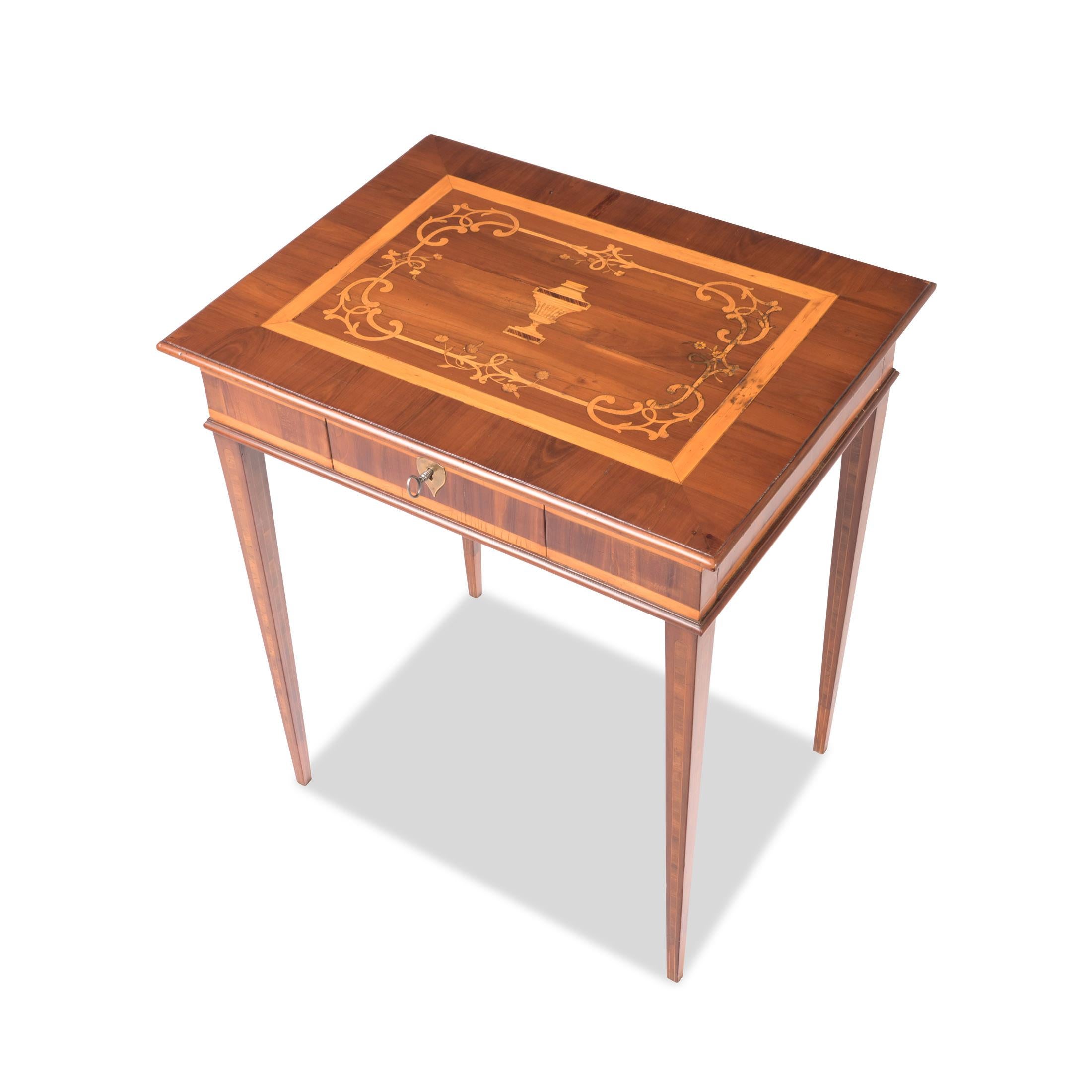 Allemand Table d'appoint avec compartiments secrets, Ouestphalie, vers 1800, prune, érable, bois de rose en vente