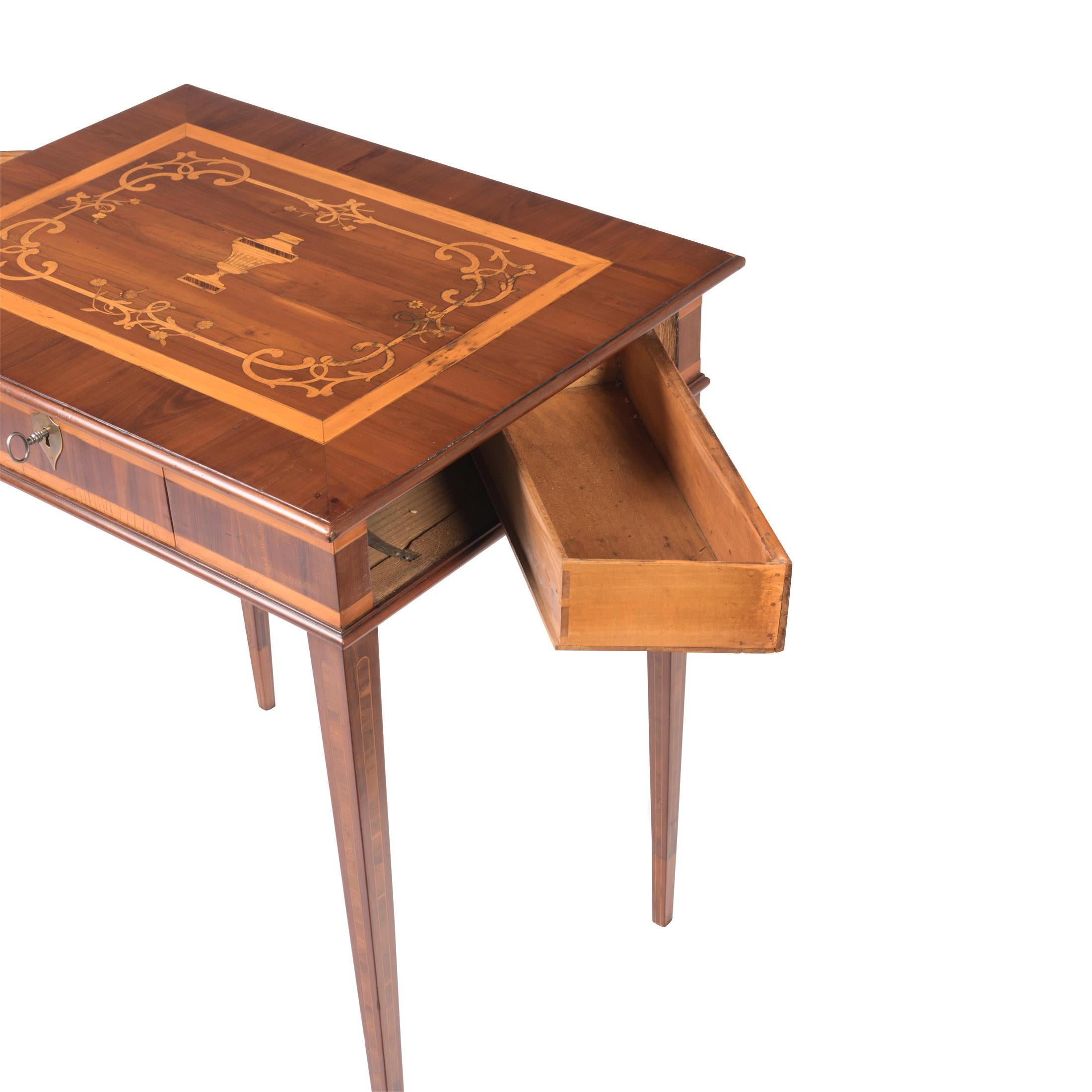 Début du XIXe siècle Table d'appoint avec compartiments secrets, Ouestphalie, vers 1800, prune, érable, bois de rose en vente
