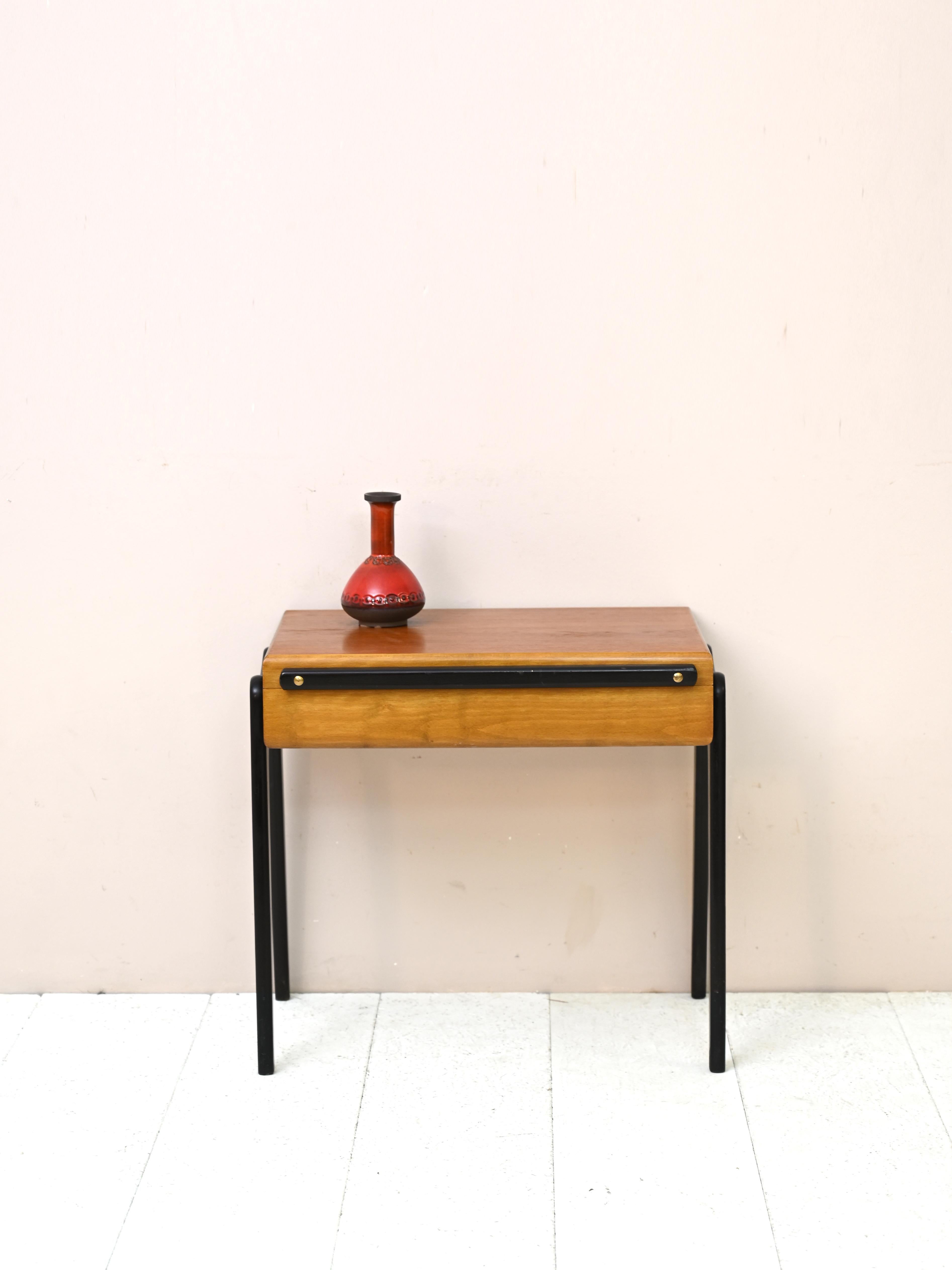 Table basse scandinave vintage avec compartiment de rangement cousu.

Il se caractérise par la forme des pieds et la poignée en bois peinte en noir.

Bon état. Il a été restauré avec des produits naturels. Il peut montrer quelques signes
de