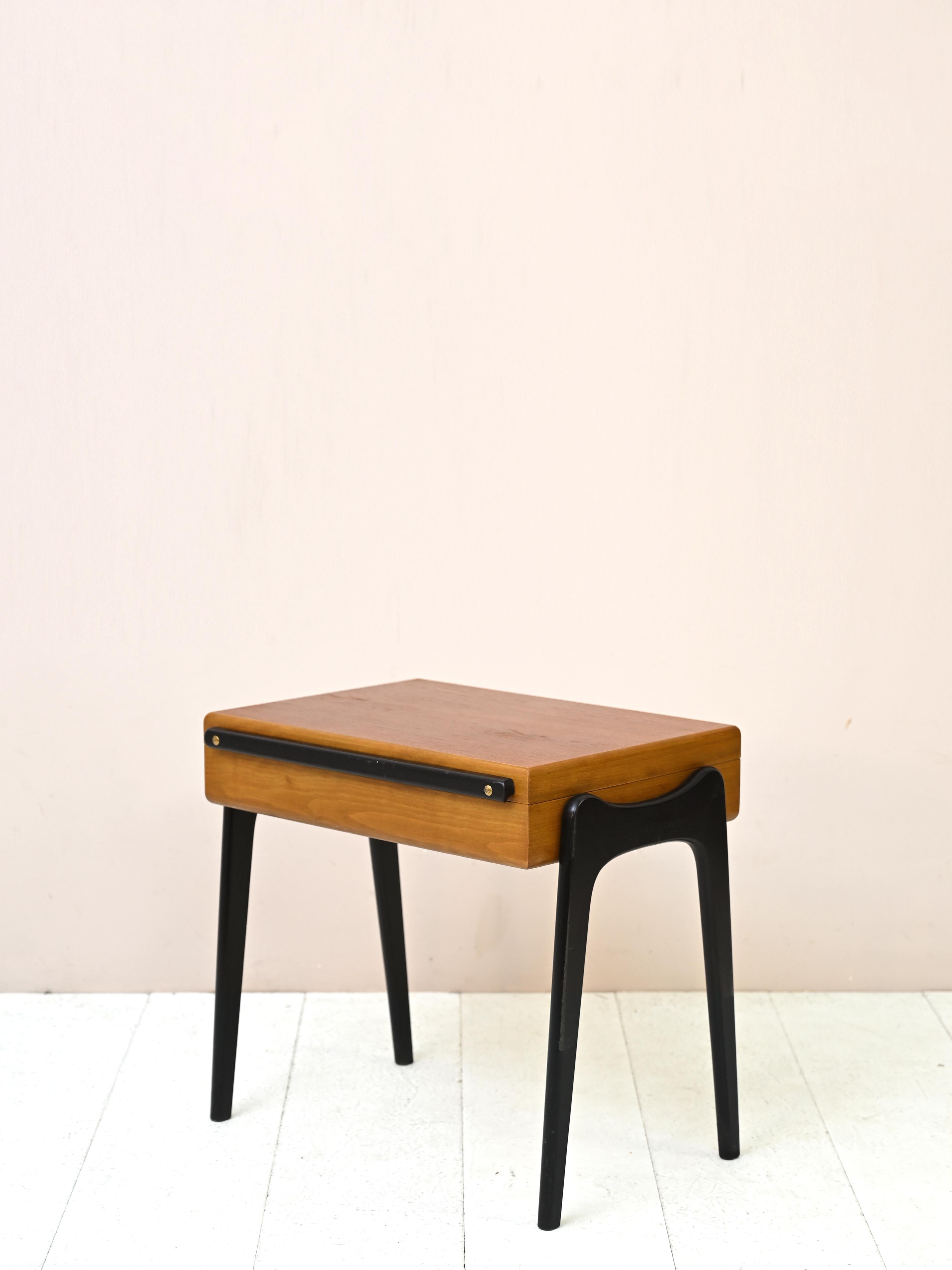 Scandinave moderne Table d'appoint avec compartiment pour la couture en vente