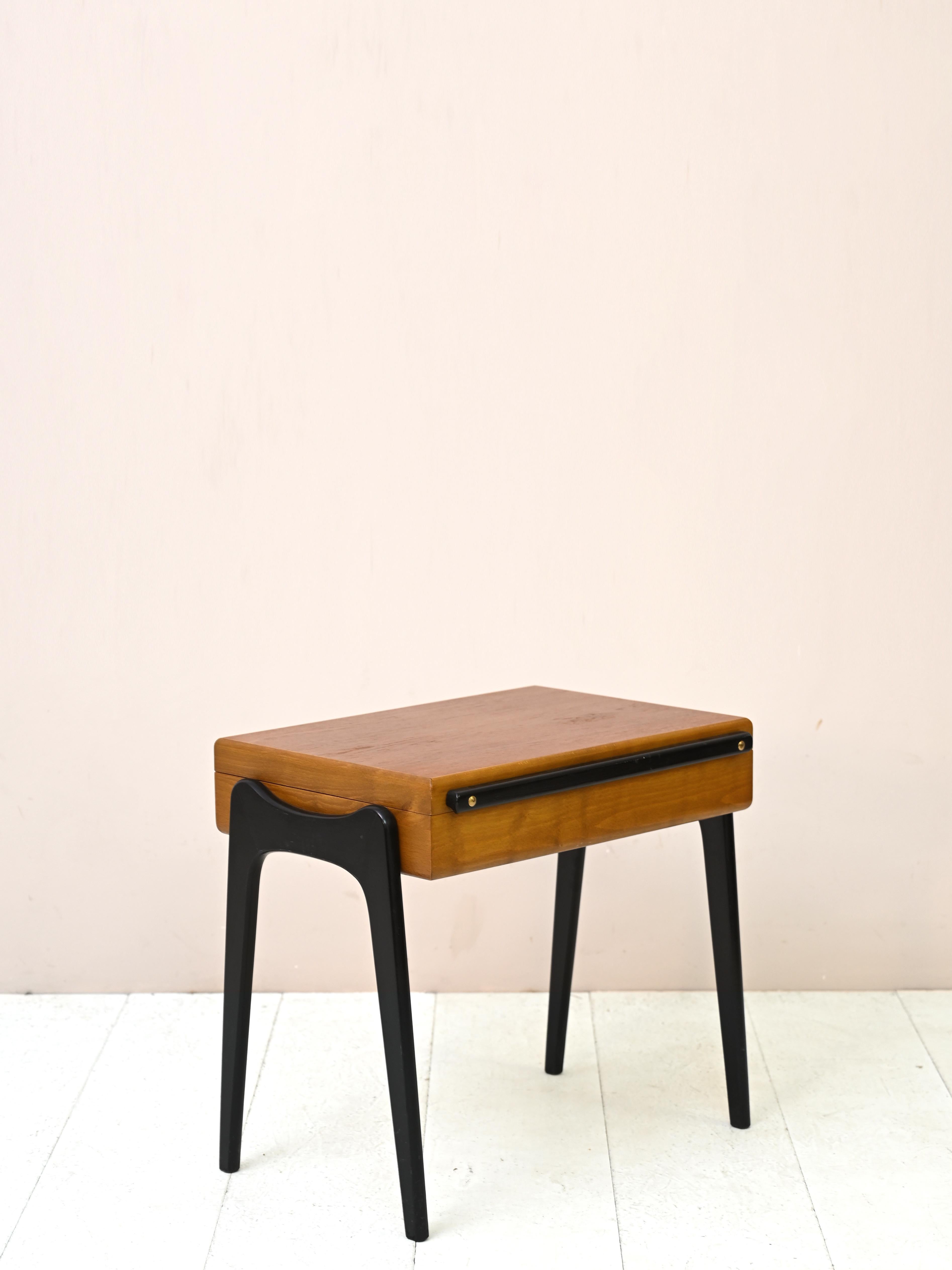 Table d'appoint avec compartiment pour la couture Bon état - En vente à Brescia, IT