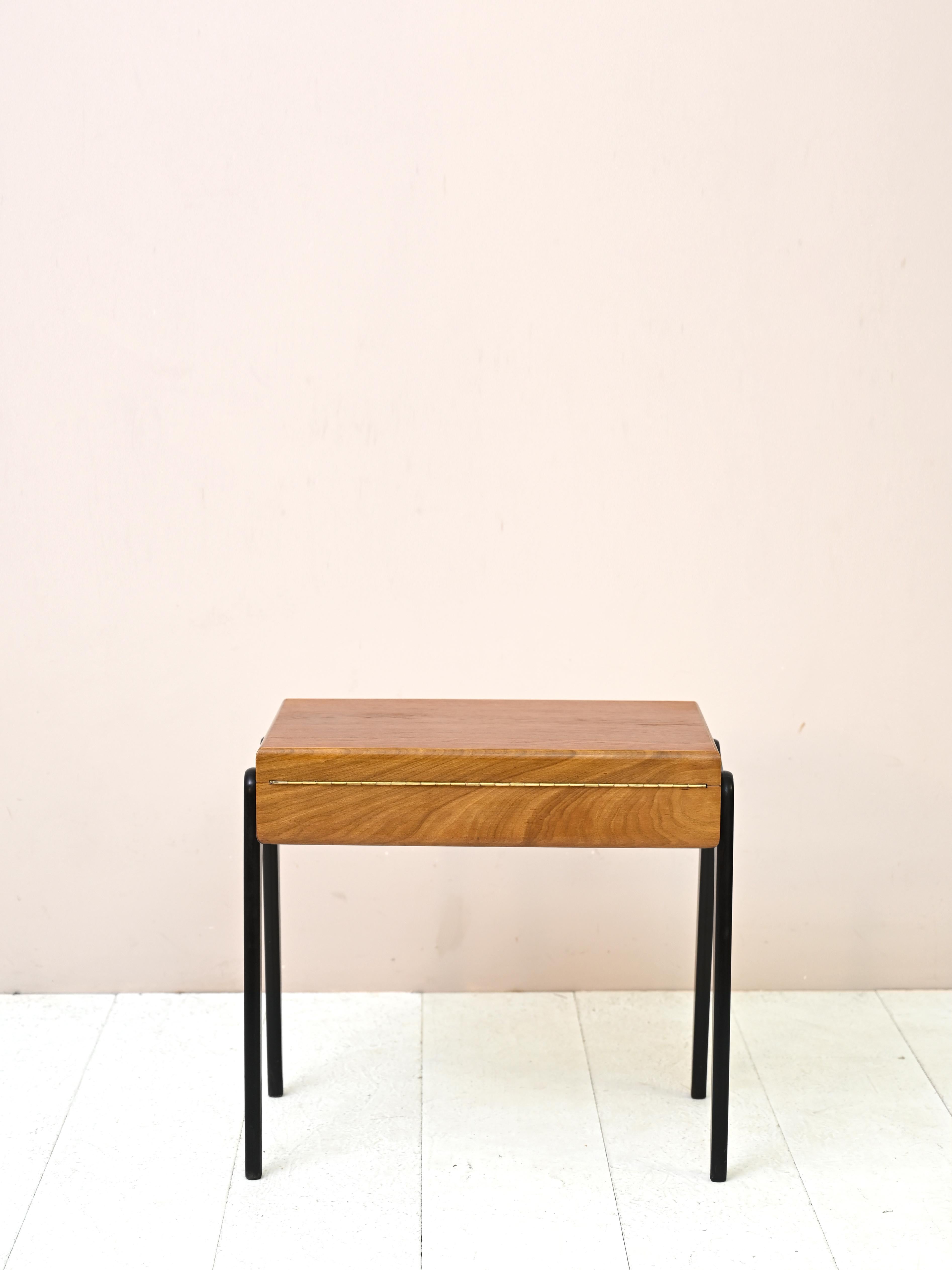 Milieu du XXe siècle Table d'appoint avec compartiment pour la couture en vente
