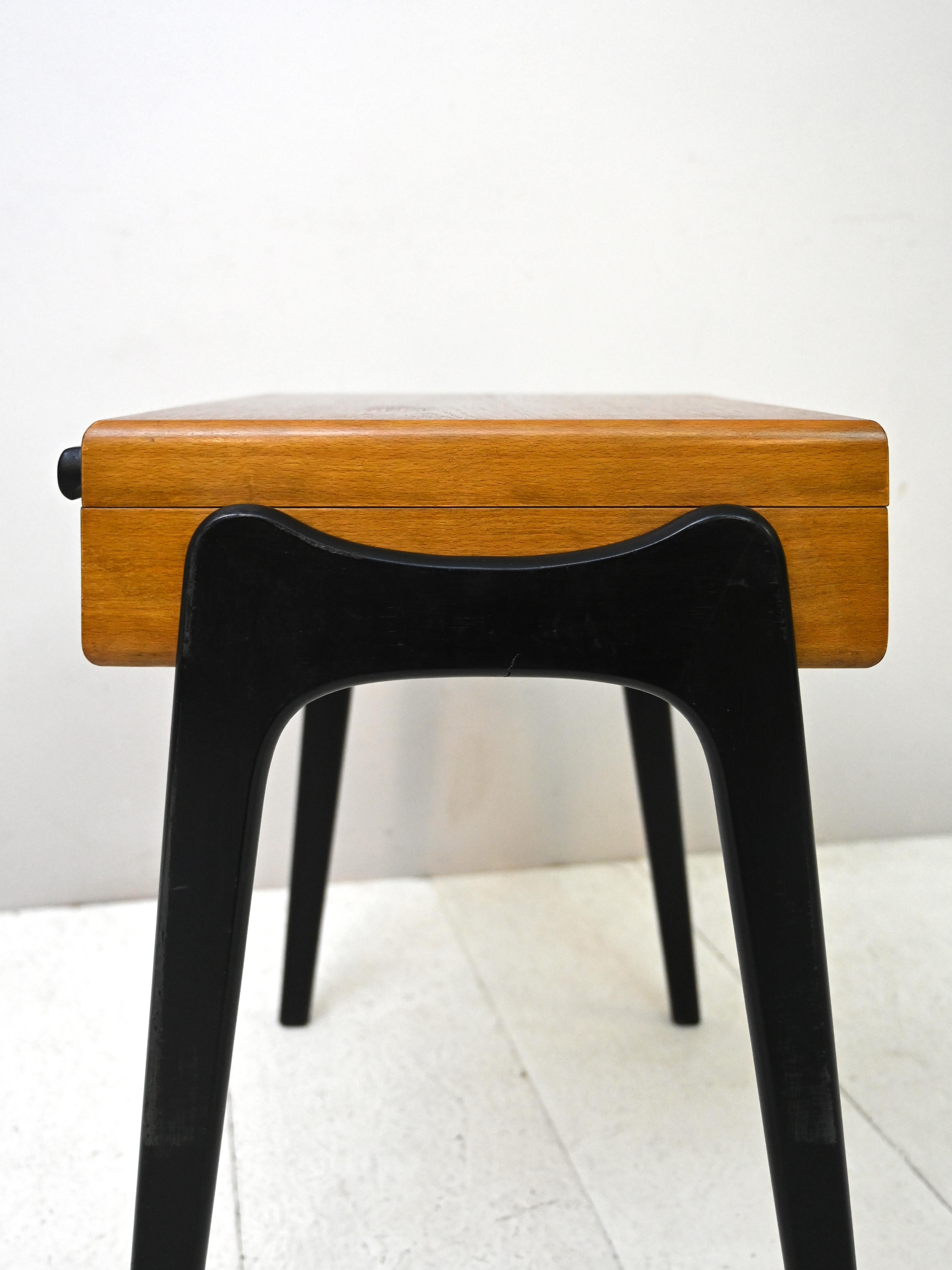 Table d'appoint avec compartiment pour la couture en vente 2