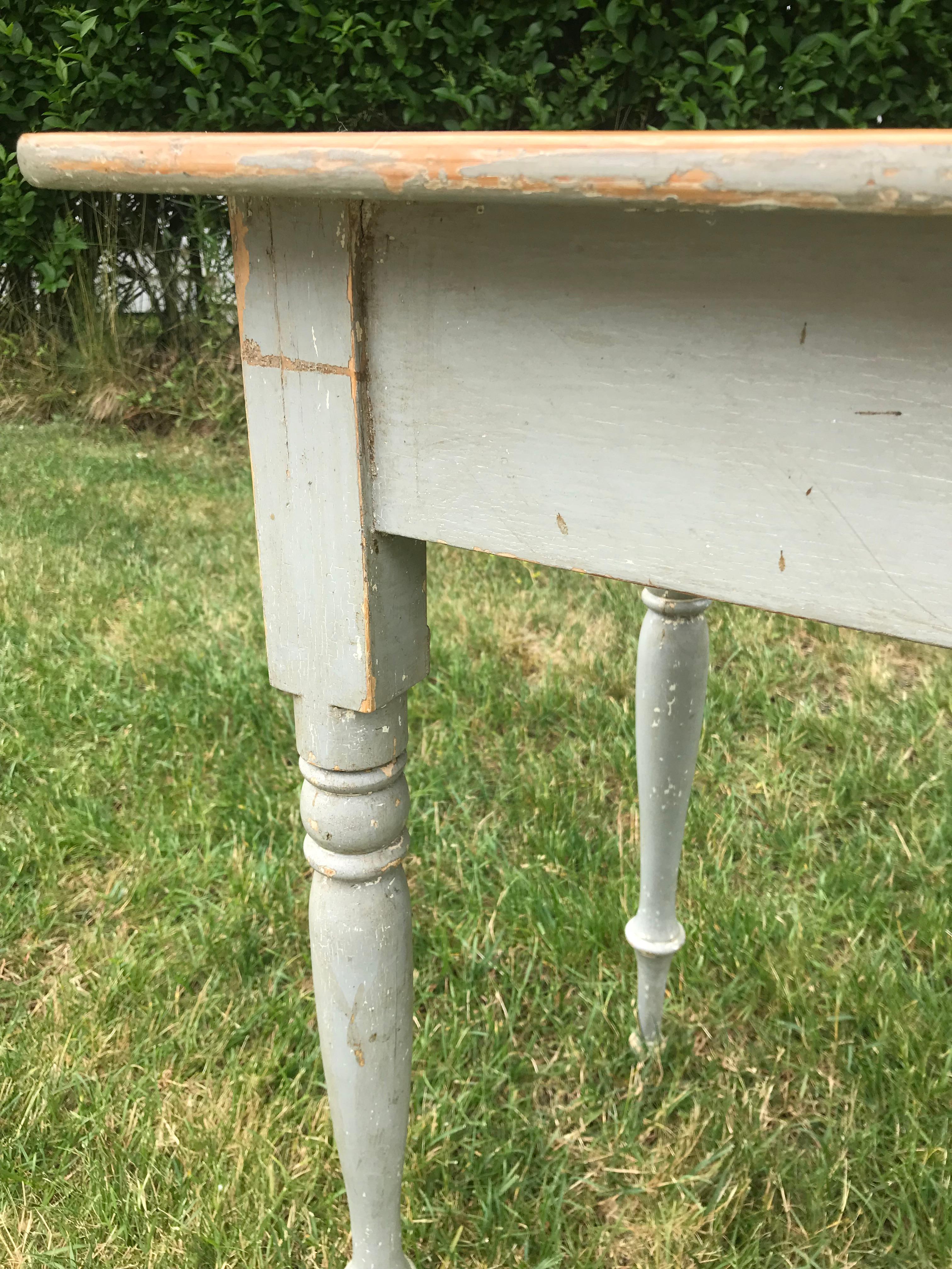 Side Table with Turned Legs In Good Condition For Sale In Nantucket, MA