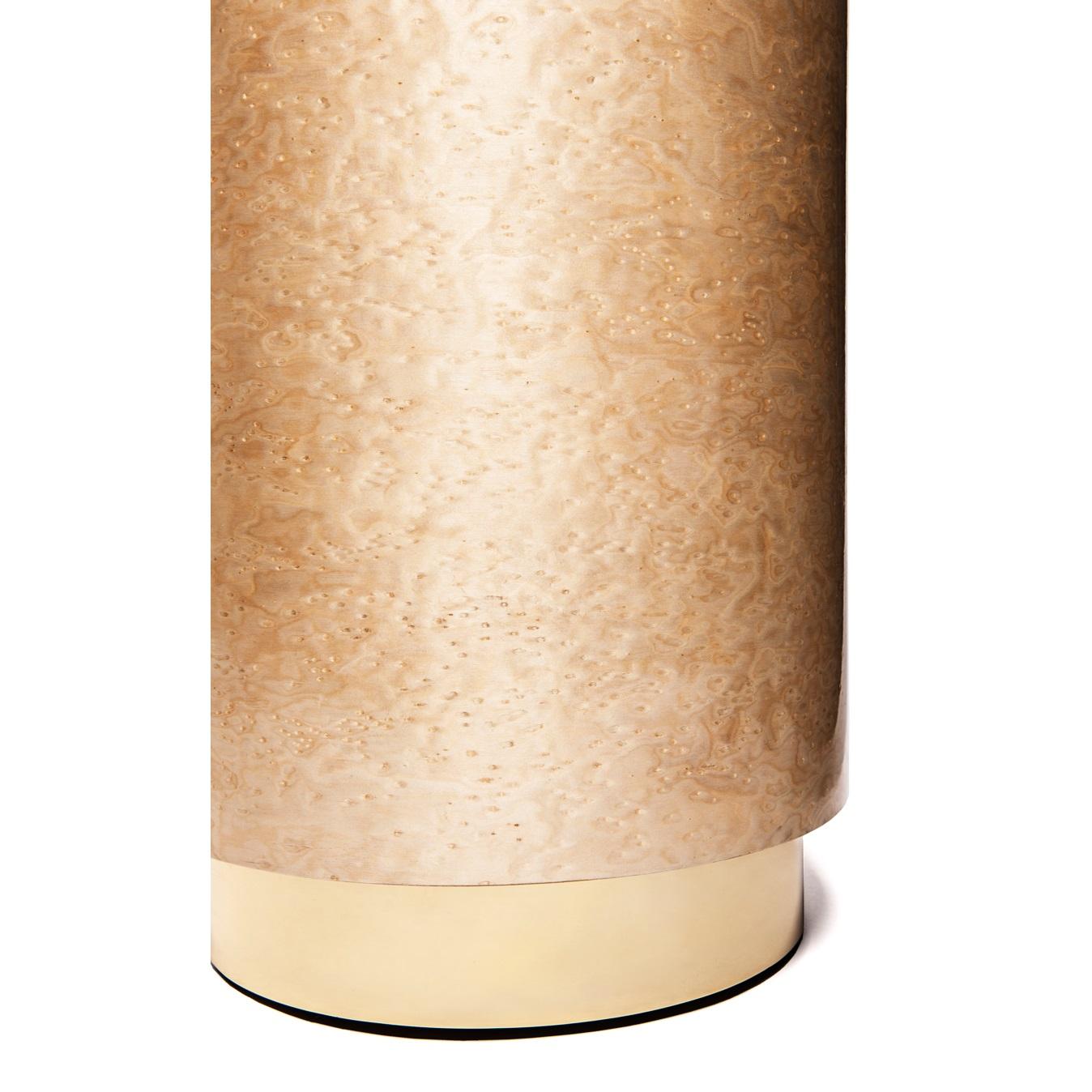 Esta mesa auxiliar está llena de detalles tranquilos, combinando suntuosas chapas y un pie minimalista. Esta pieza encarna uno de los atributos primordiales de la Naturaleza: la sencillez.
Tablero: Chapa de madera de ojo de pájaro, ojo de pájaro