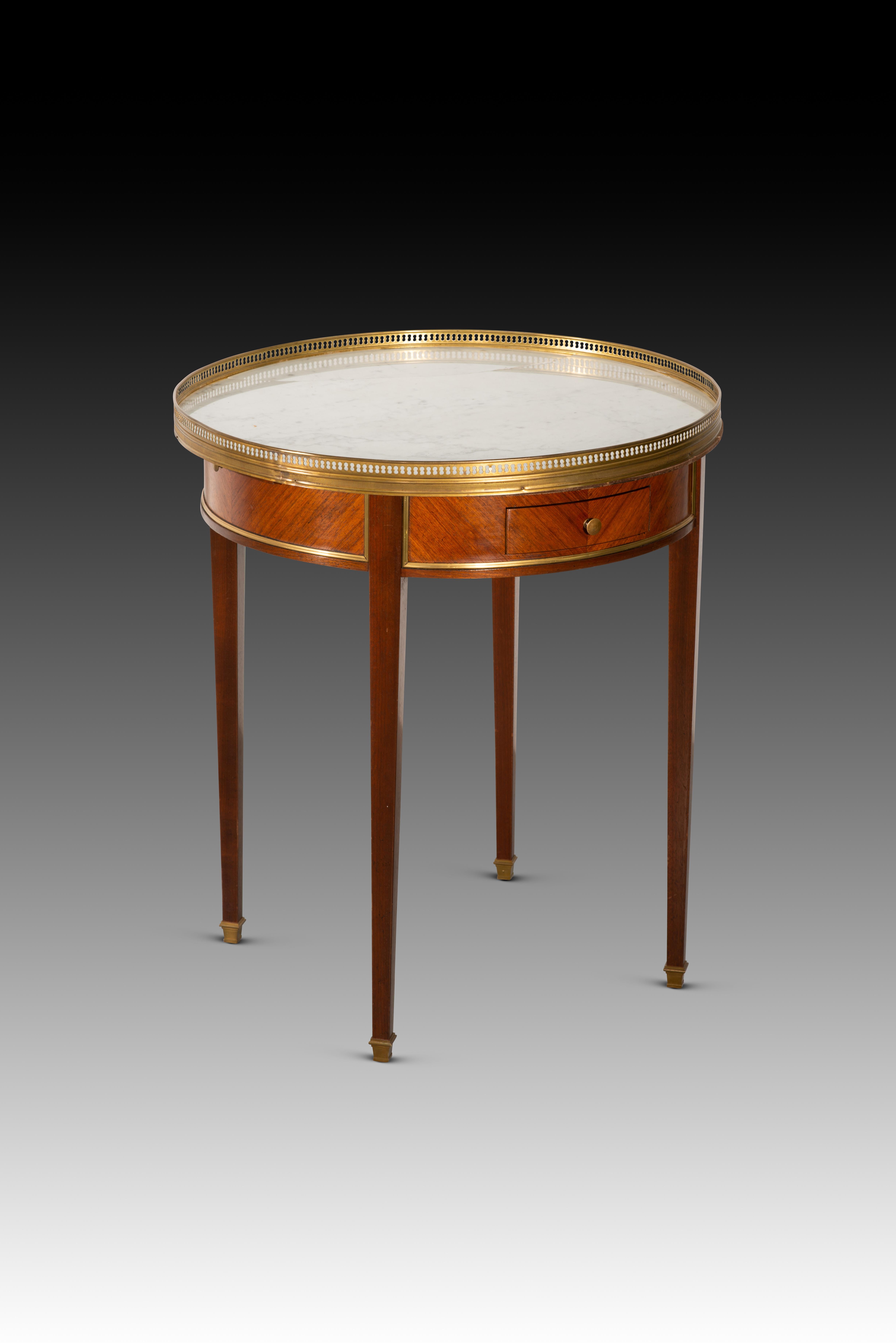  Miroir. Mère sculptée et dorée. 20e siècle. 
Grand miroir avec un cadre en bois sculpté et doré décoré d'une série d'éléments décoratifs d'influence classique rappelant les influences françaises du XIXe siècle. Certains détails (la combinaison de