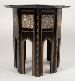 Beistelltisch, Beistelltisch aus Holz mit Perlmutt-Intarsien, Ottoman Style.