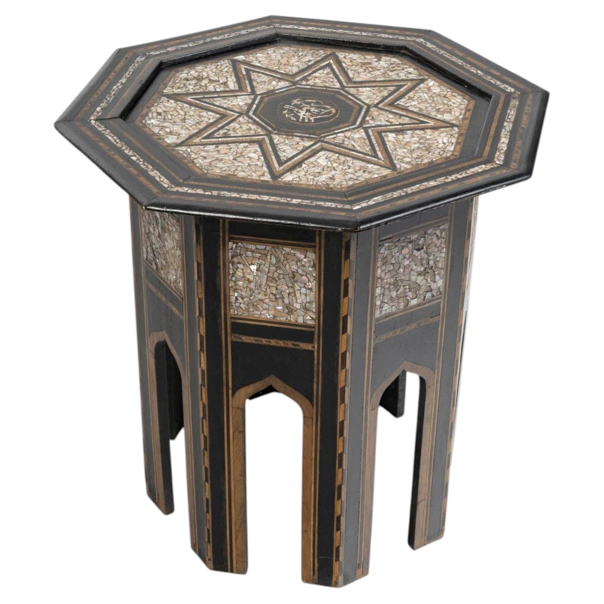 Table d'appoint, Table d'appoint en bois avec incrustation de nacre, Style Ottoman.