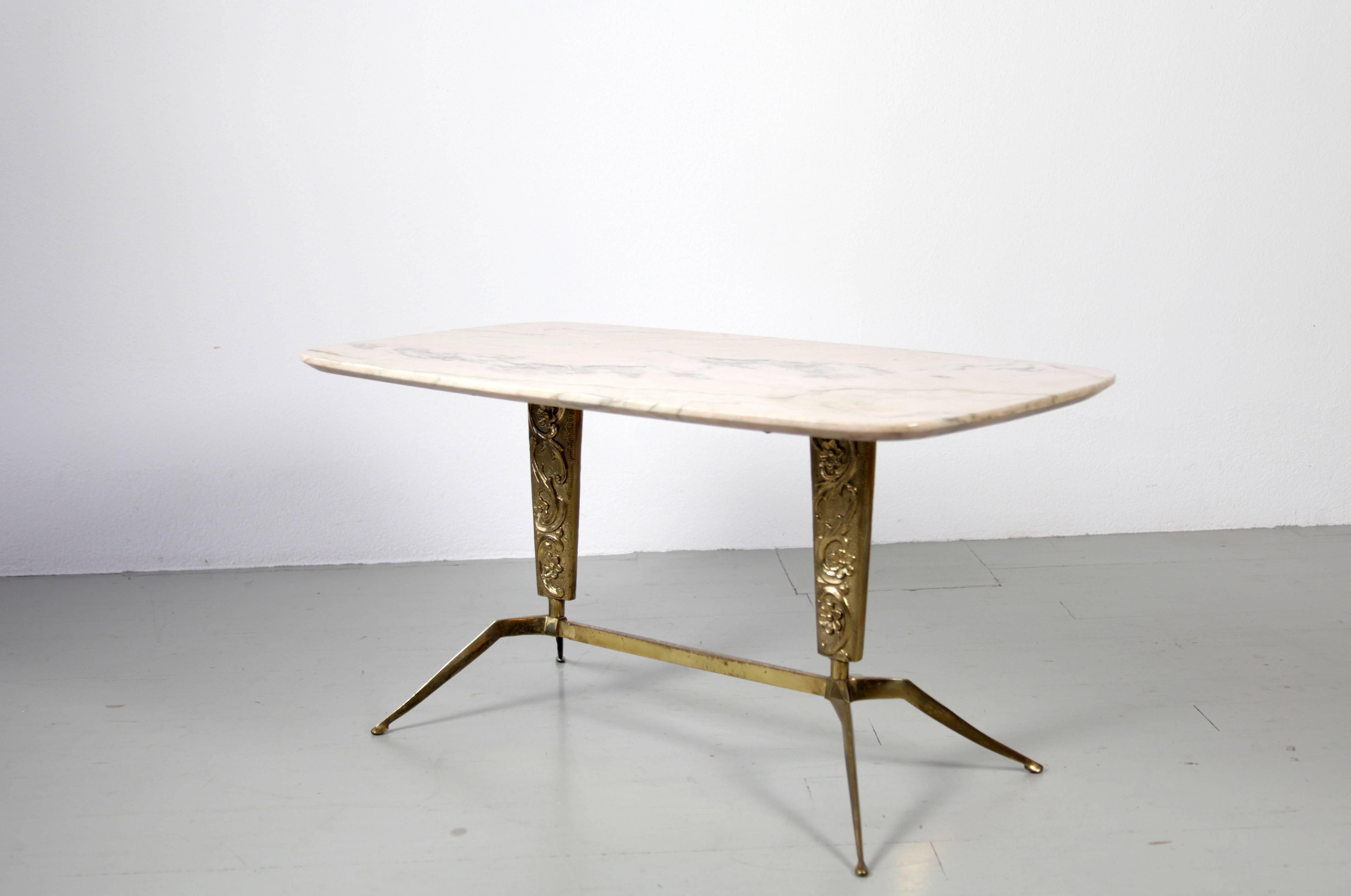 This side table was made in Italy in the 1950s. It has a brass frame with a garland motif and four delicate legs. A strong, apricot-coloured marble top rests on the table frame and rounds off the overall appearance of the table beautifully. It is in