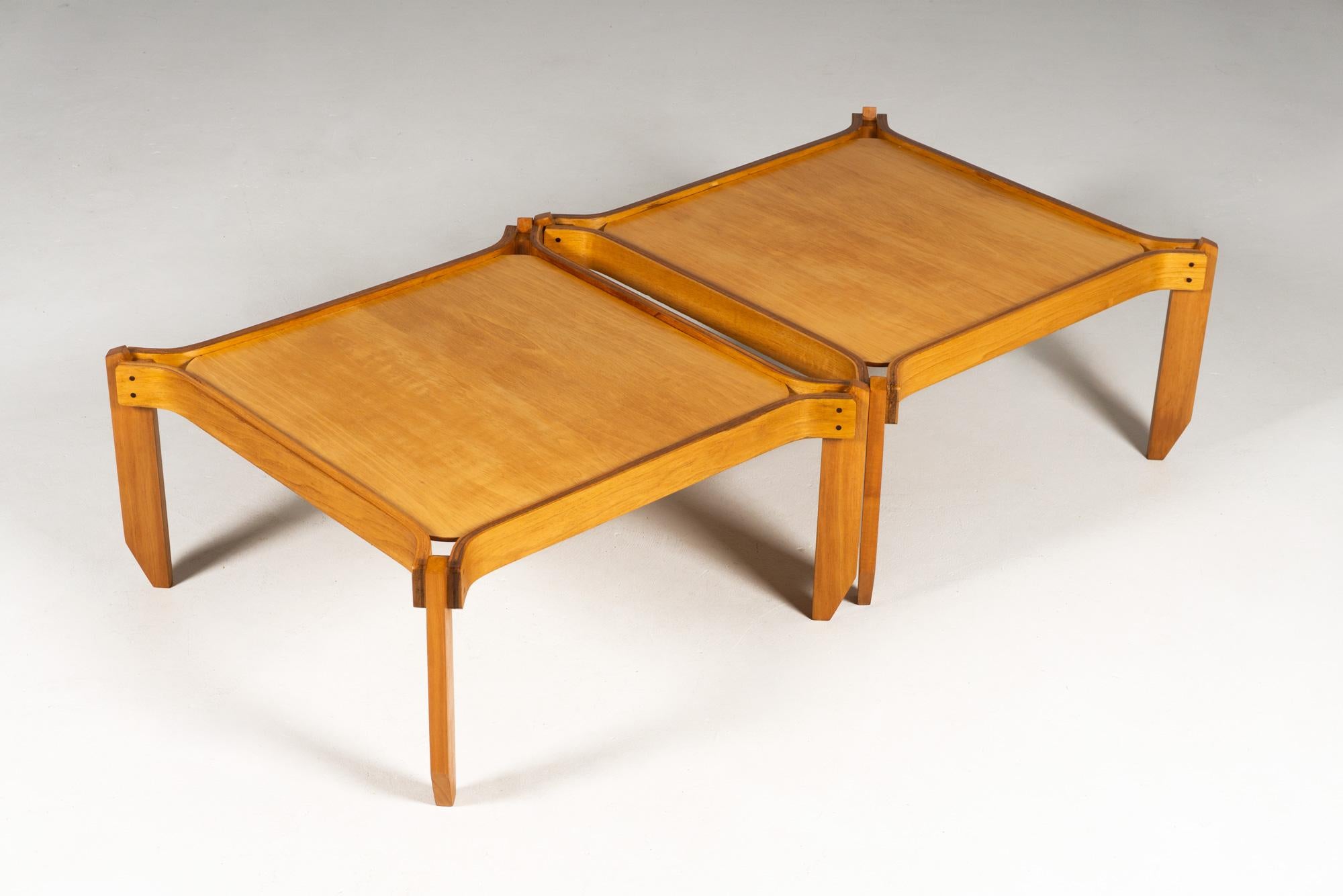 Questi due bellissimi e raffinati tavolini sono stati disegnati da Fulvio Raboni (1927-2002), un designer e architetto italiano di Milano. Sono stati prodotti da Delitalia.
I tavoli sono impilabili e realizzati in legno massiccio di noce e