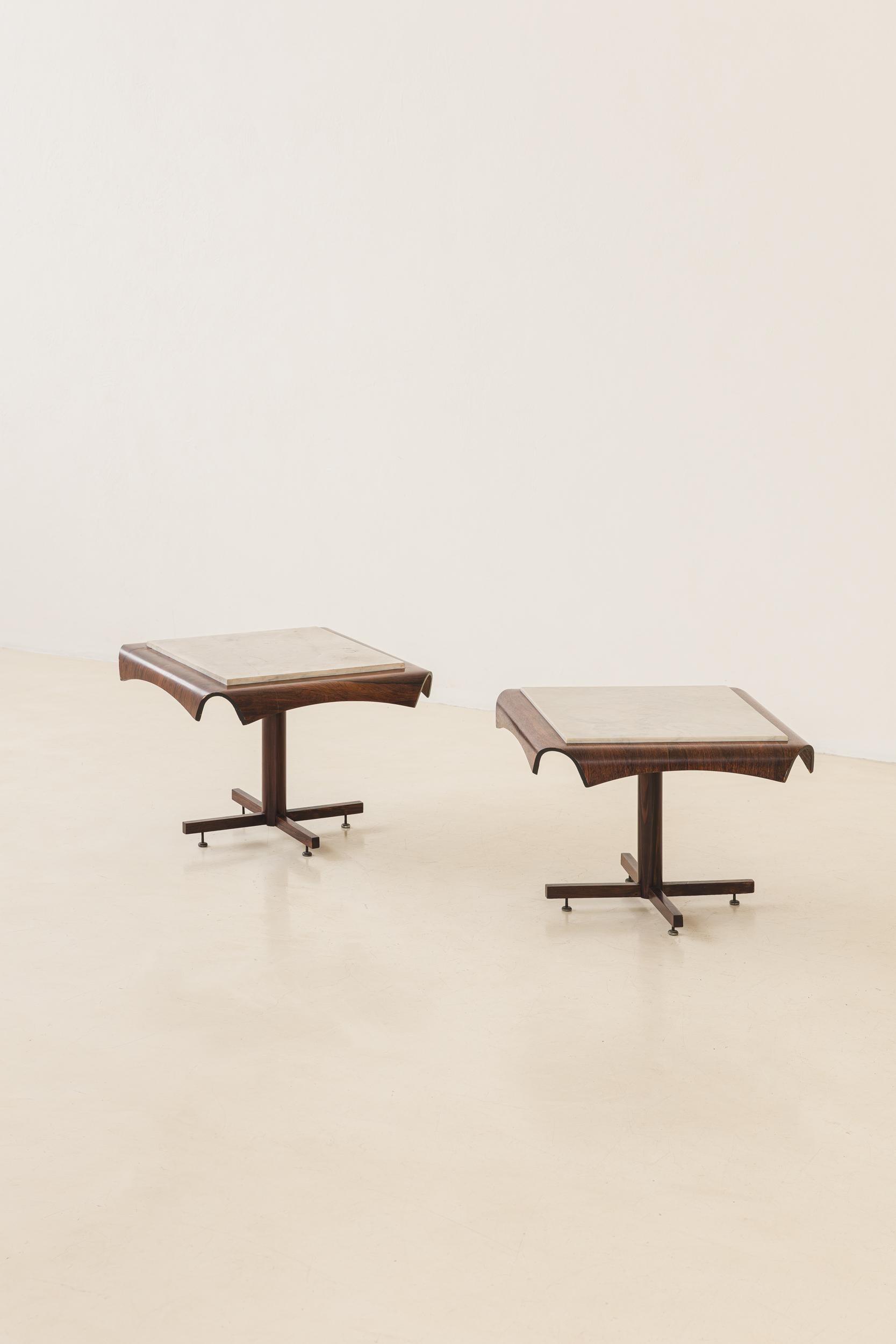 Dieser fantastische Beistelltisch wurde von Jorge Zalszupin (1922-2020) entworfen und von seinem Unternehmen L'Atelier um 1960 hergestellt.
Der Tisch besteht aus einer Eisenstruktur mit Füßen aus Palisanderholz und einer Platte aus einem Stück