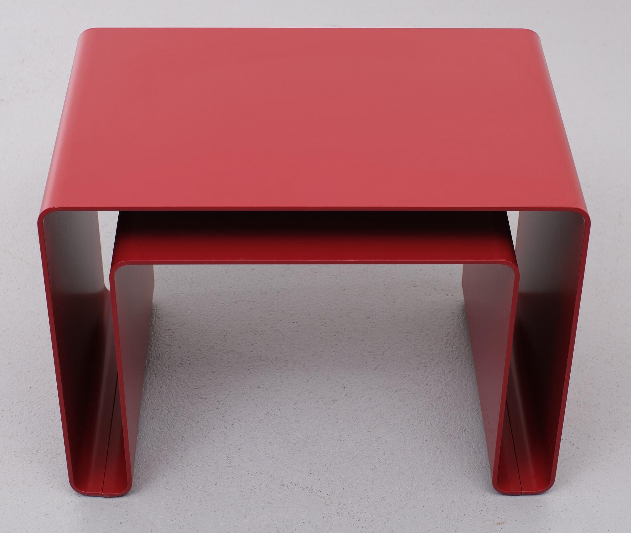 This rare set of 2 nesting tables is called the modular 'Low Table Program 010'. It was designed by Dieter Rams and Thomas Merkel for SDR+. It consists of one high and one lower table which can be telescoped. The low table program 010 was made in