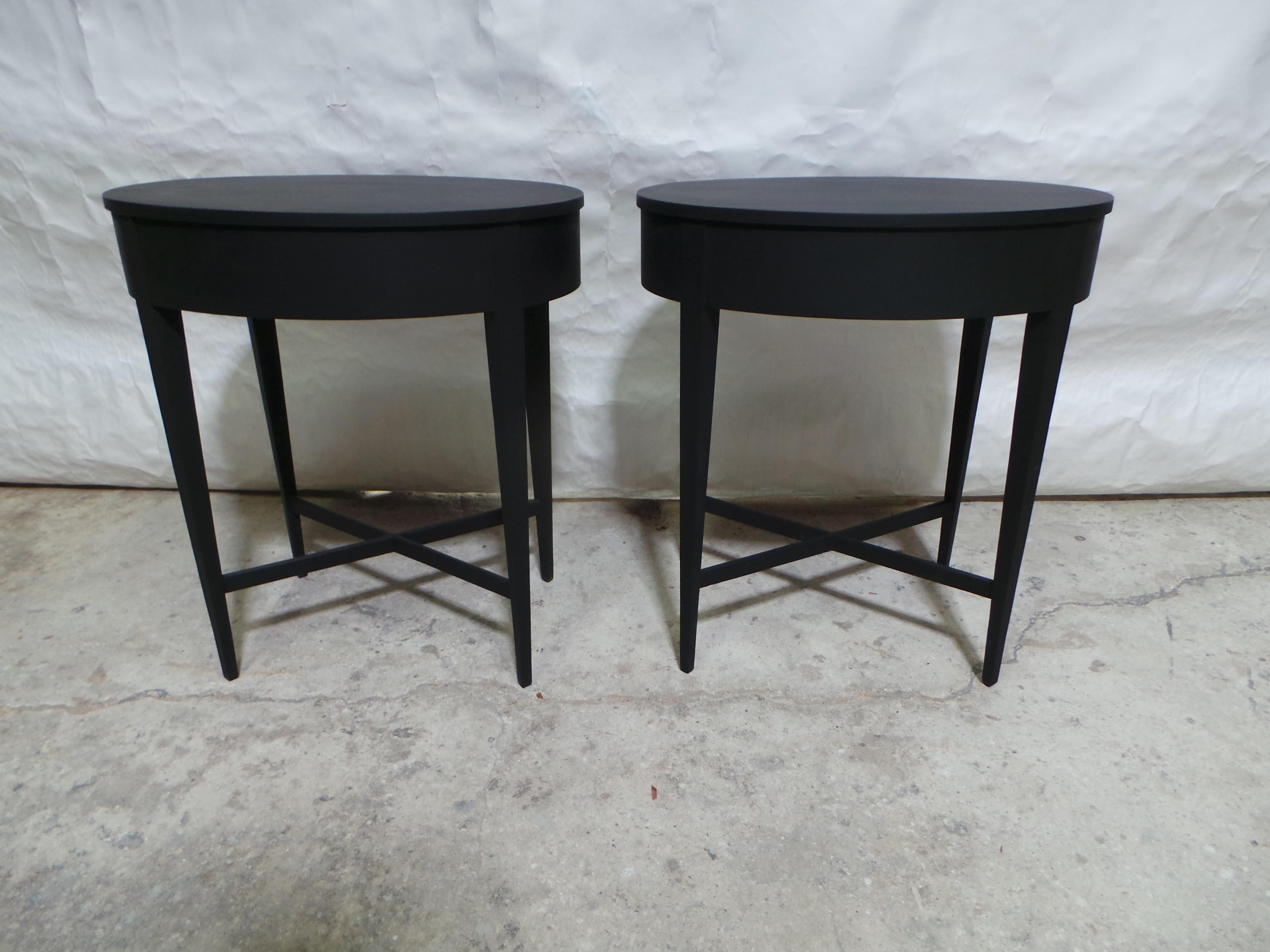 Il s'agit d'un ensemble unique de 2 tables d'appoint ovales de style suédois gustavien. Ils ont été restaurés et repeints avec la peinture Milk Paints 