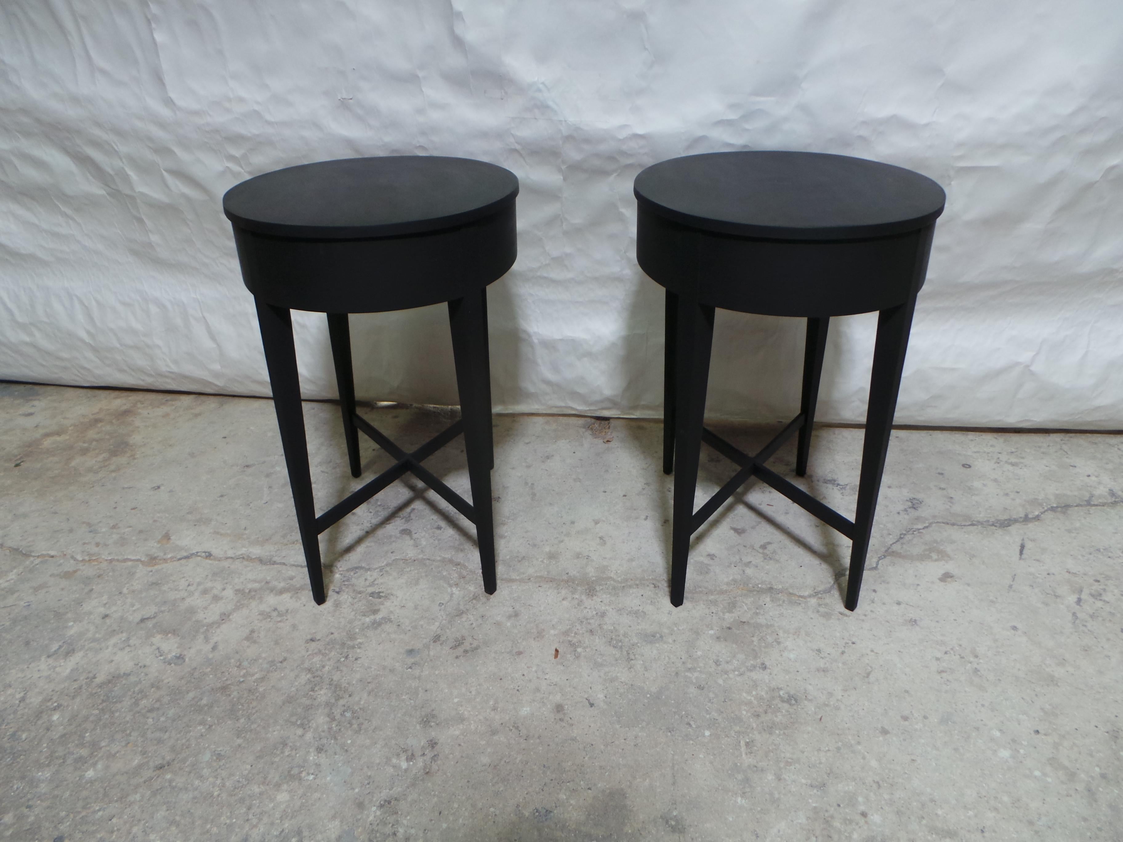 Tables d'appoint style gustavien 2 Bon état - En vente à Hollywood, FL