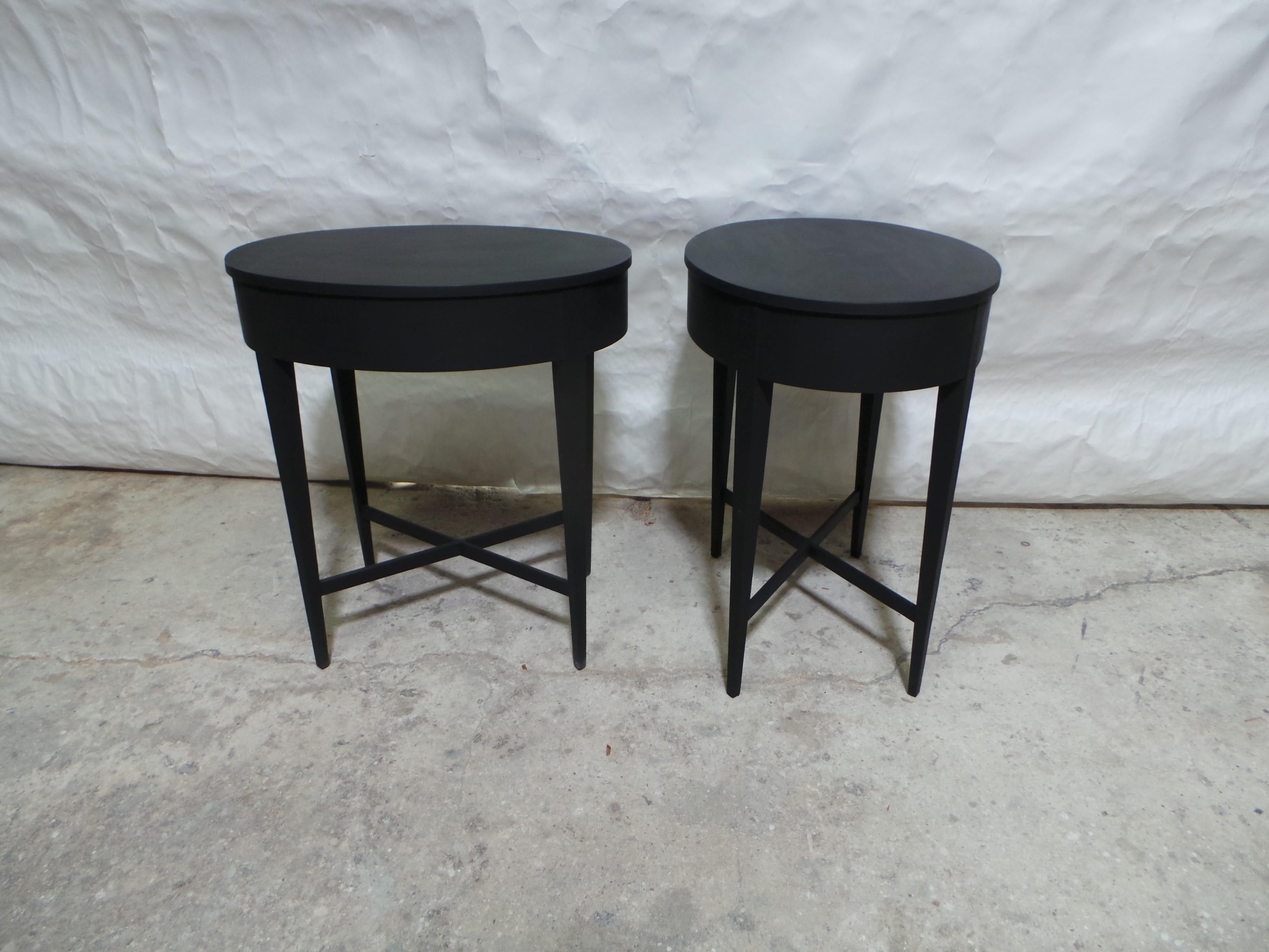 Milieu du XXe siècle Tables d'appoint style gustavien 2 en vente