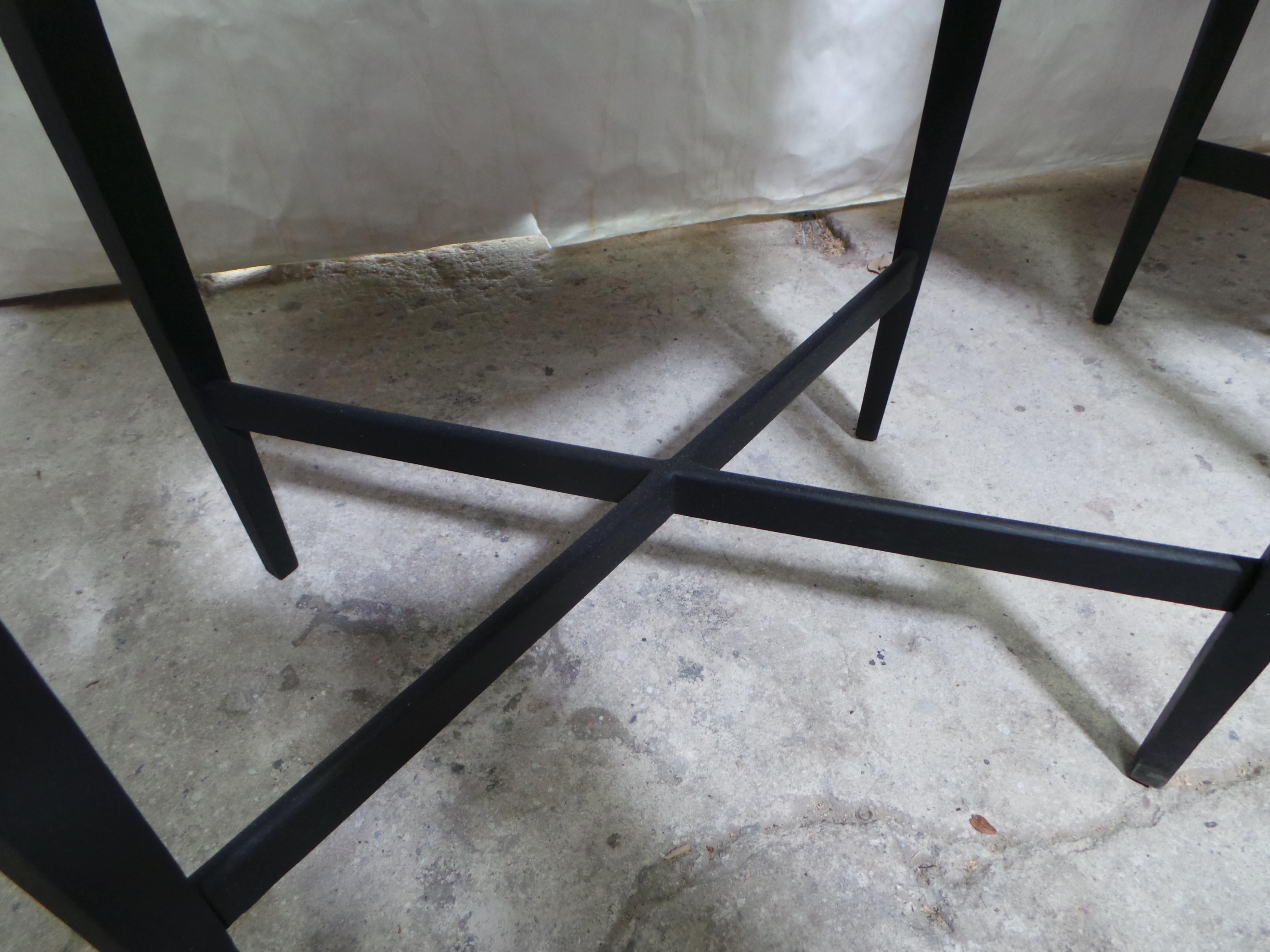 Bois Tables d'appoint style gustavien 2 en vente