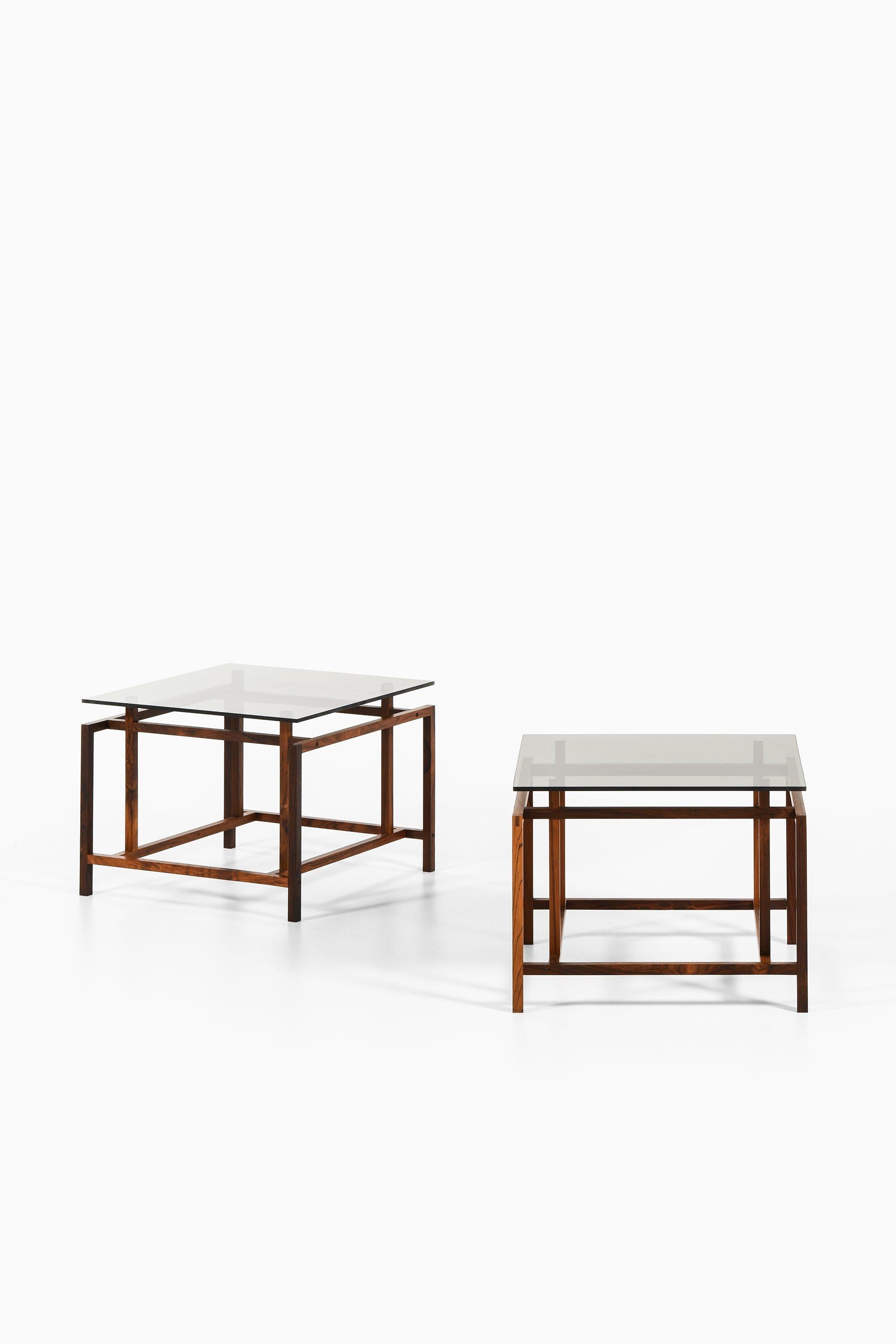 Tables d'appoint en palissandre et verre par Henning Nørgaard, années 1960

Informations supplémentaires :
MATERIAL : Bois de rose et verre
Produit par Komfort au Danemark
Dimensions (L x P x H) : 50 x 50 x 38 cm