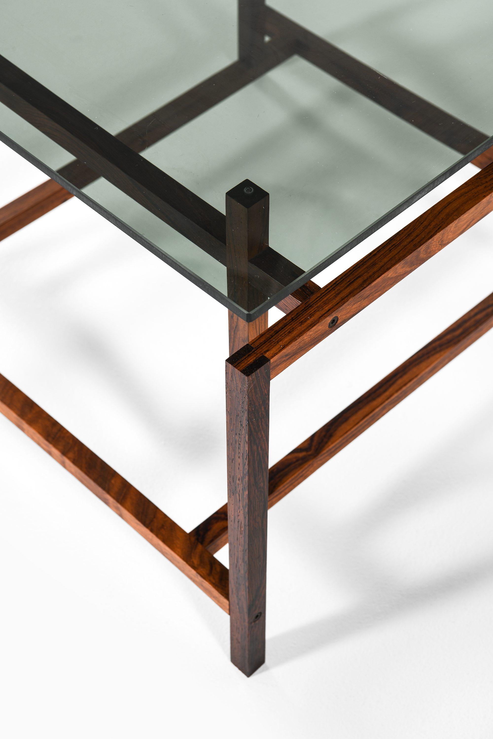 Tables d'appoint en palissandre et verre par Henning Nørgaard, années 1960 Bon état - En vente à Limhamn, Skåne län