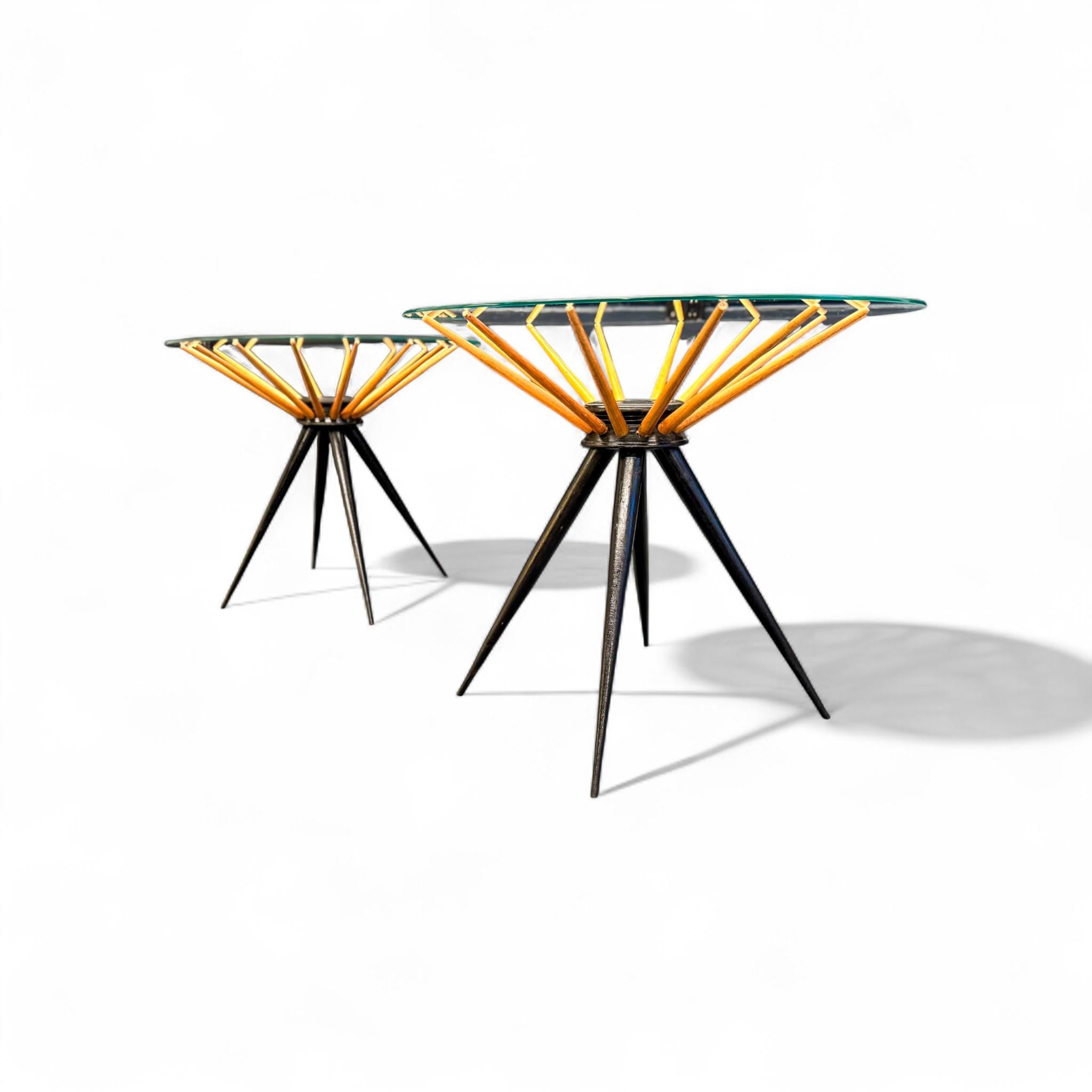 Mesas auxiliares de madera noble bicolor y cristal, Giuseppe Scapinelli, años 50 - Lote 768A en Bueno estado para la venta en New York, NY