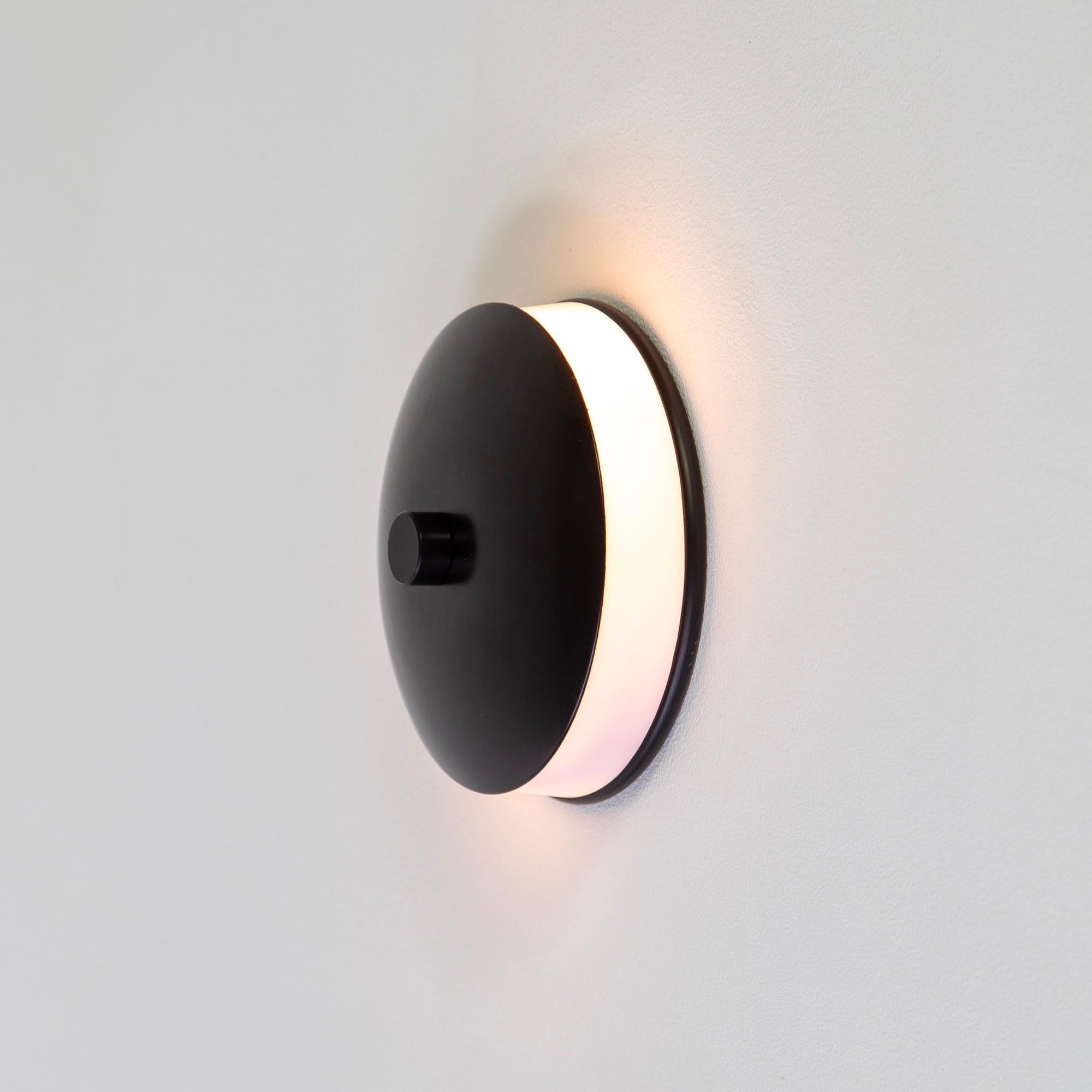 Fatto a macchina Applique laterale di Research.Lighting, piccola lampada a LED nera, realizzata su ordinazione in vendita