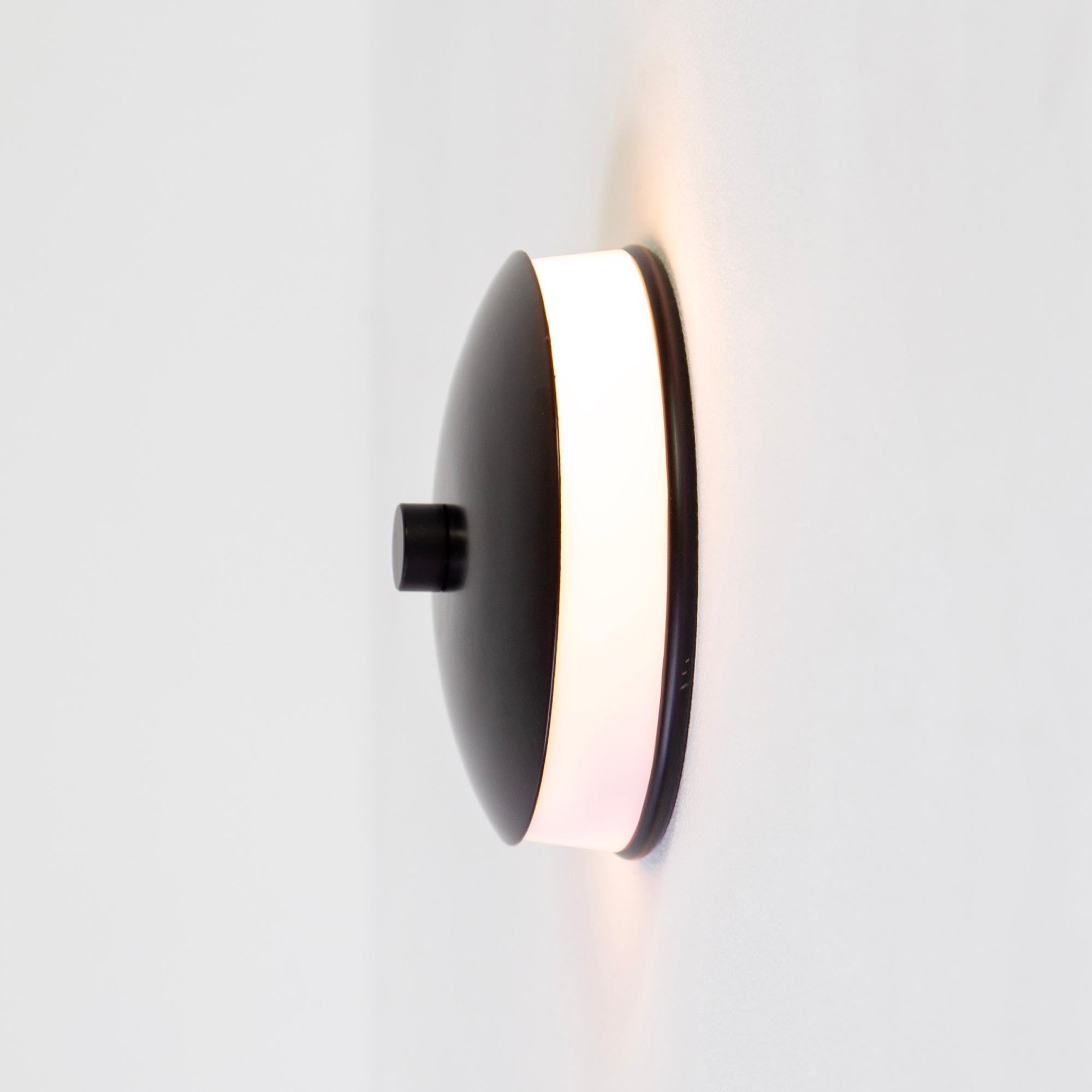 XXI secolo e contemporaneo Applique laterale di Research.Lighting, piccola lampada a LED nera, realizzata su ordinazione in vendita