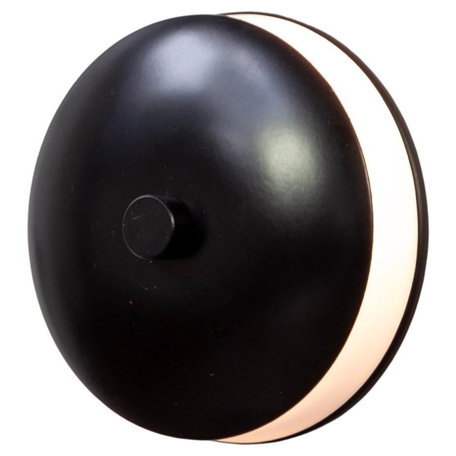 Questa inserzione si riferisce a 1 applique laterale di colore nero prodotta da Research.Lighting. Can può essere utilizzata come applique o ad incasso.

Materiali: Steele, Acrilico
Finitura: nero
Elettronica: 2x zoccoli G8, 2x lampadine LED da 6