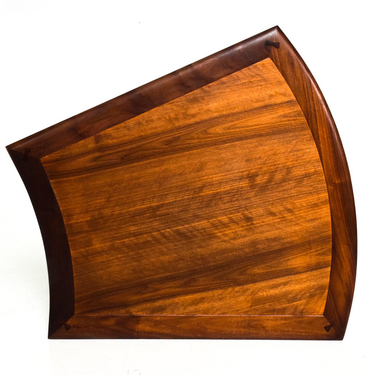 1960s Mid-Century Modern table wedge en noyer avec une base tripode conçue par Barney Flagg Parallele line pour Drexel USA
Magnifique design/One. Détails des joints en queue d'aronde sur le plateau de la table.
Le cachet du fabricant est apposé en