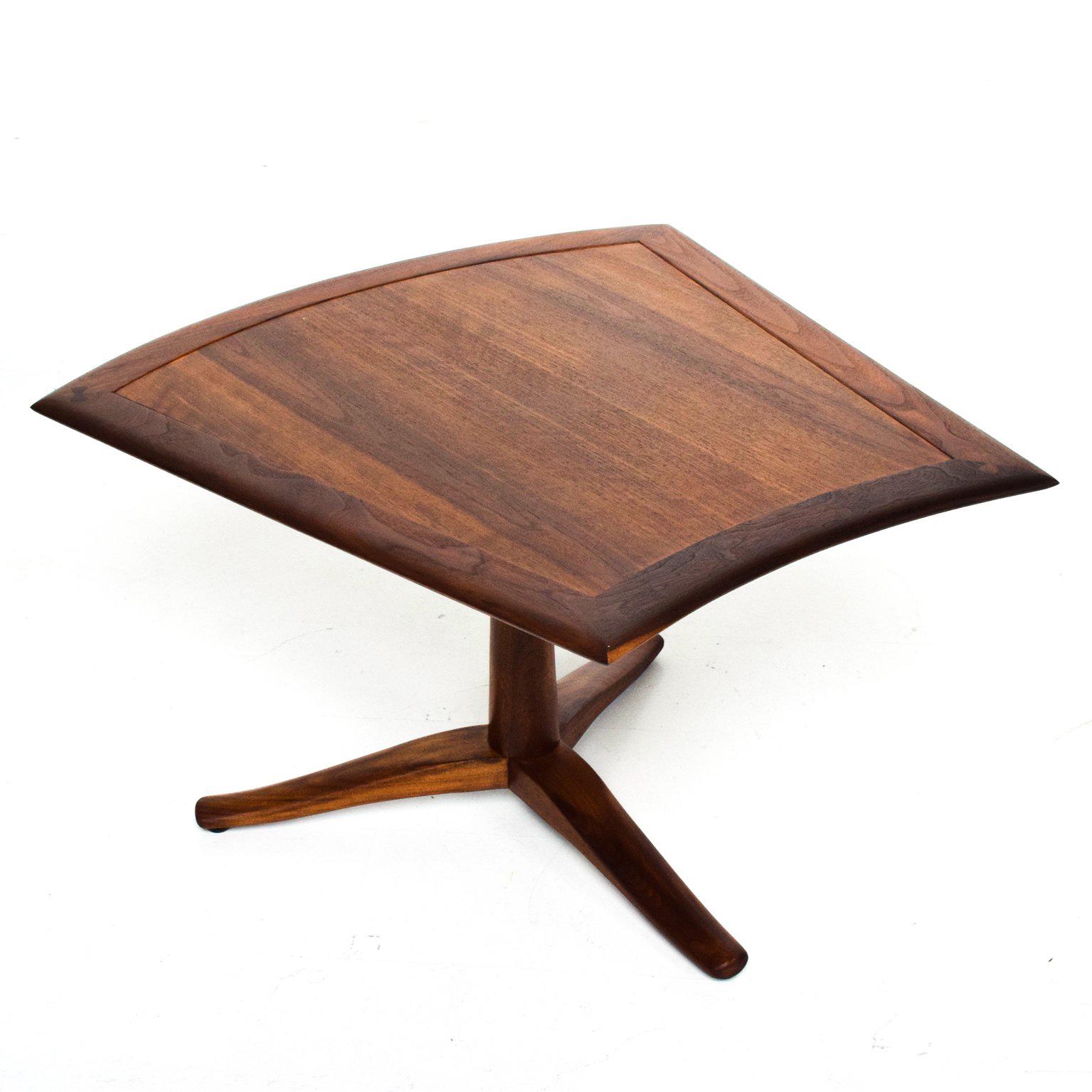 Noyer Table d'appoint Wedge des années 1960 par Barney Flagg Parallel pour Drexel en vente
