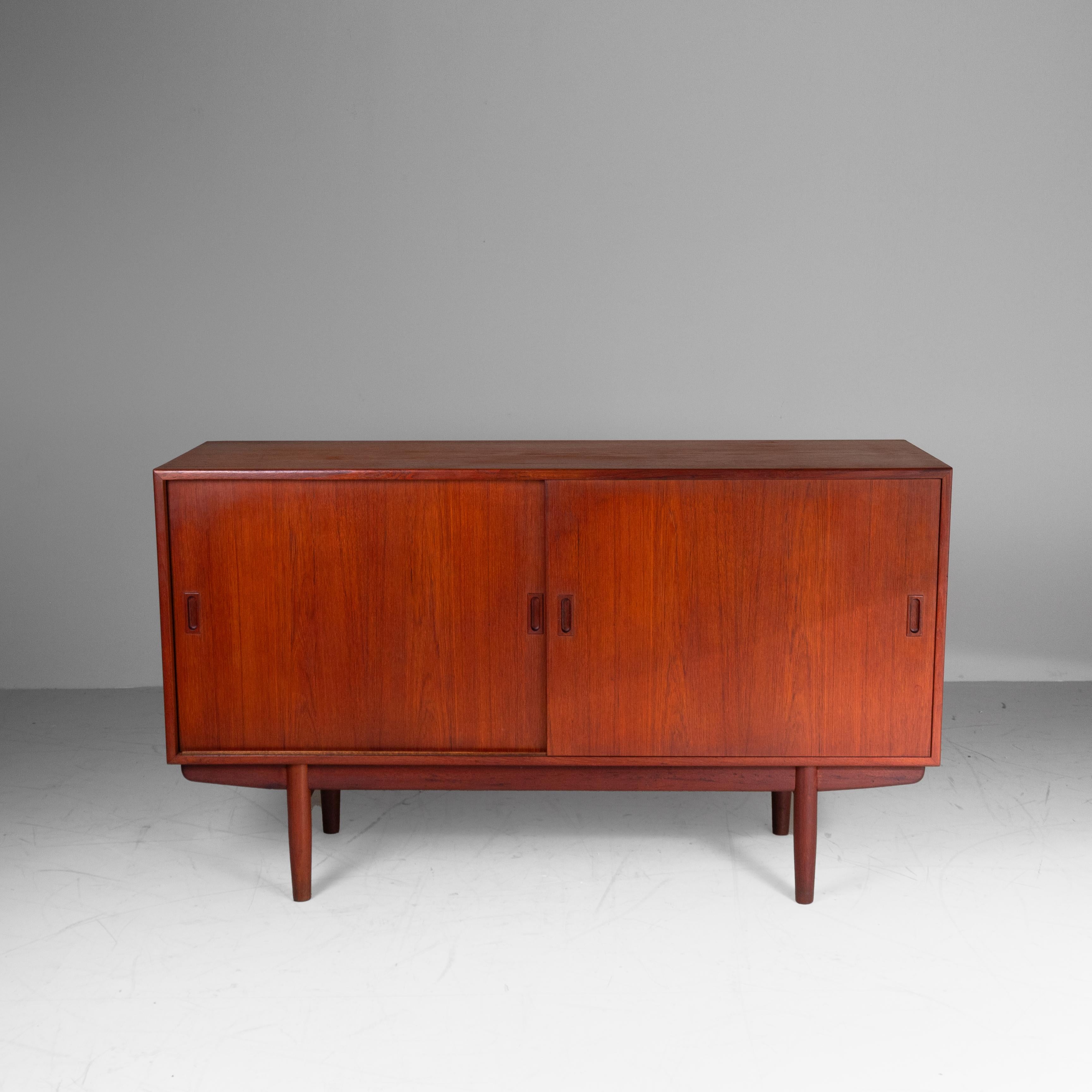 Sideboard realizzato in Danimarca negli anni ’50 dalla manifattura Søborg Møbelfabrik. Struttura in legno di teak, ante scorrevoli e cassetti centrali. Design essenziale e proporzioni bilanciate, tipiche della scuola danese del dopoguerra.