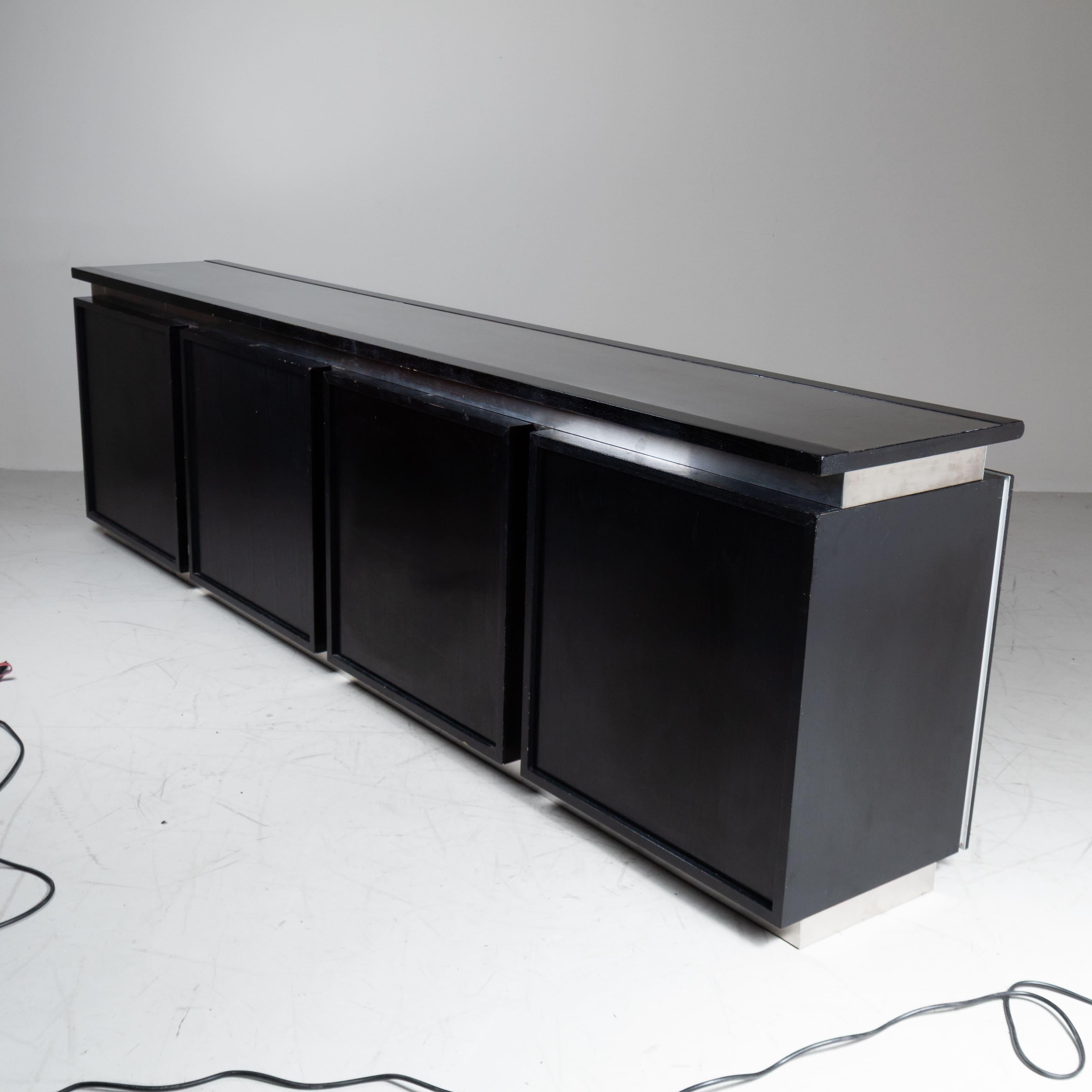 Sideboard modello Parioli disegnato da Lodovico Acerbis e prodotto Acerbis nel 1980. Struttura in legno con finitura laccata e frontali dotati di cassetti.
Condizioni generali buone. Normali segni del tempo e dell’uso. Provenienza: collezione